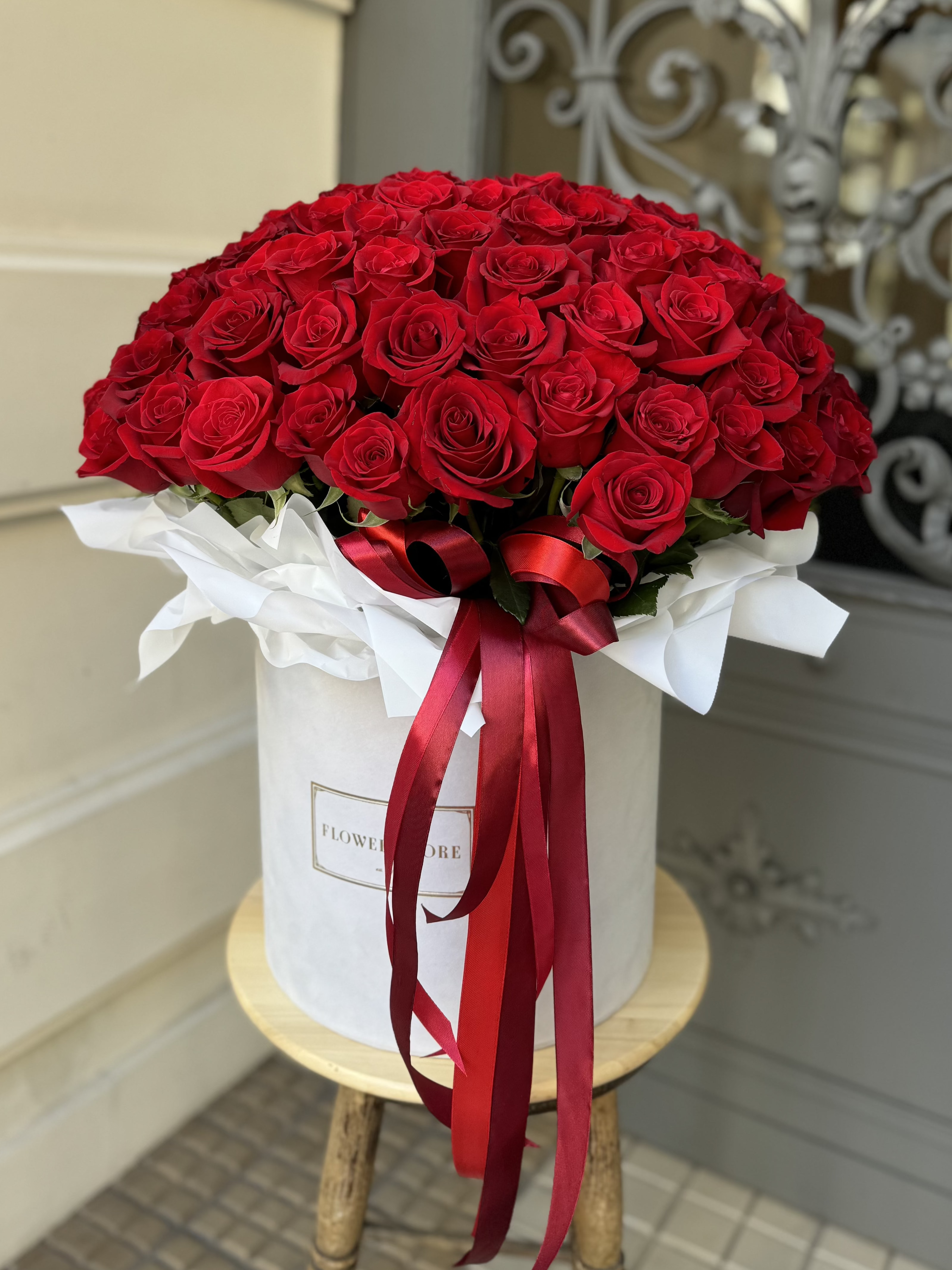 Flowerbox z czerwonymi różami - kwiaty żywe
