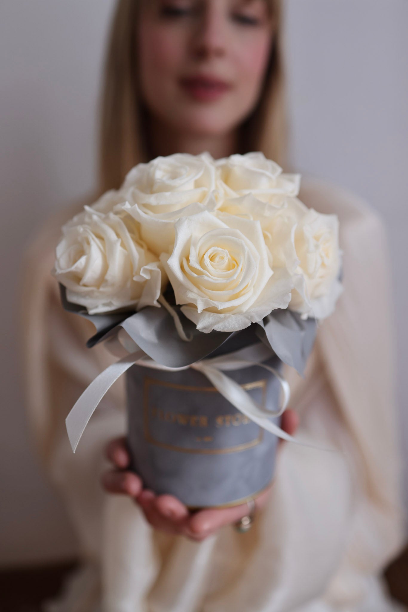Wieczne róże białe okrągły szary flowerbox - kwiaty z dostawą