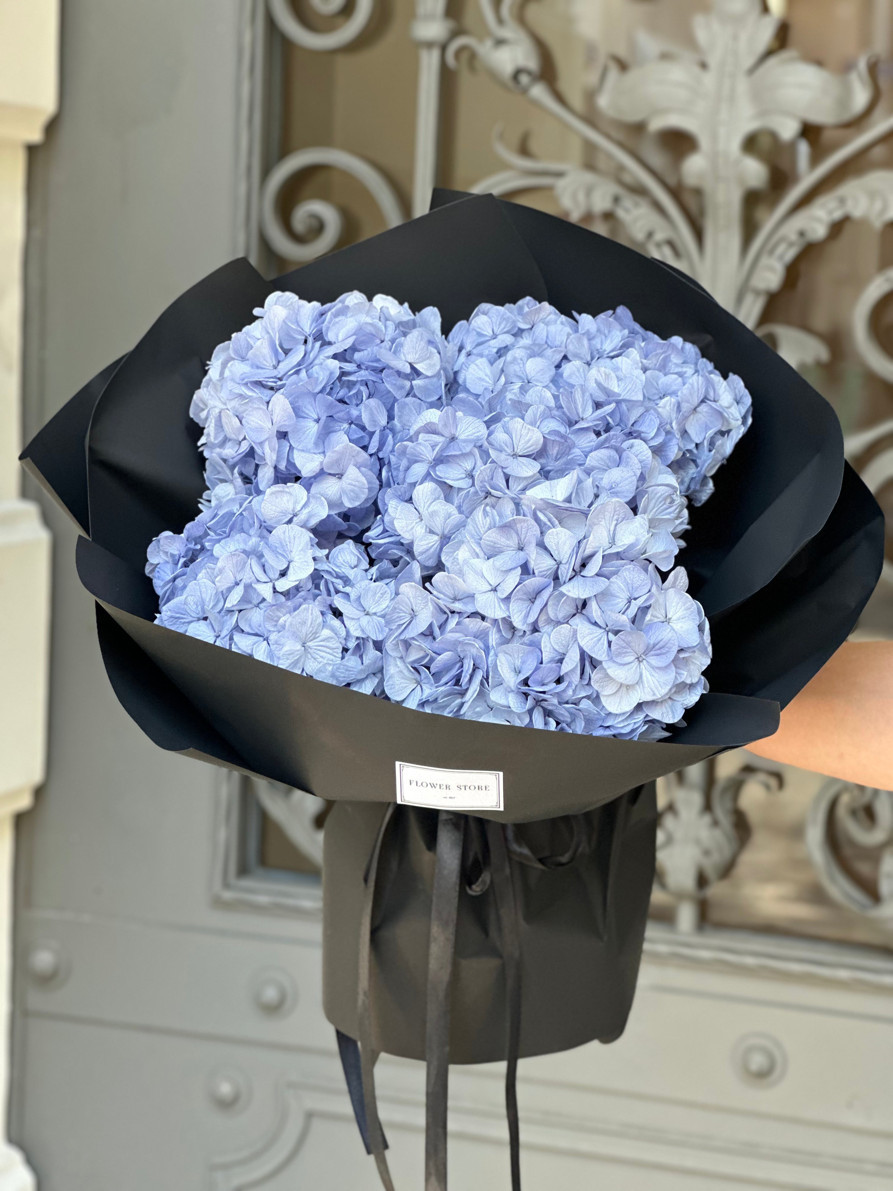 Bukiet z wiecznych niebieskich hortensji stabilizowanych