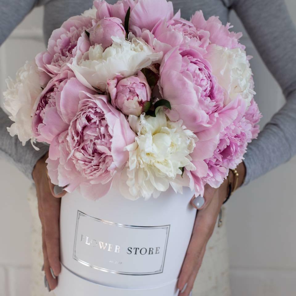 Peonie w Białym Flowerboxie