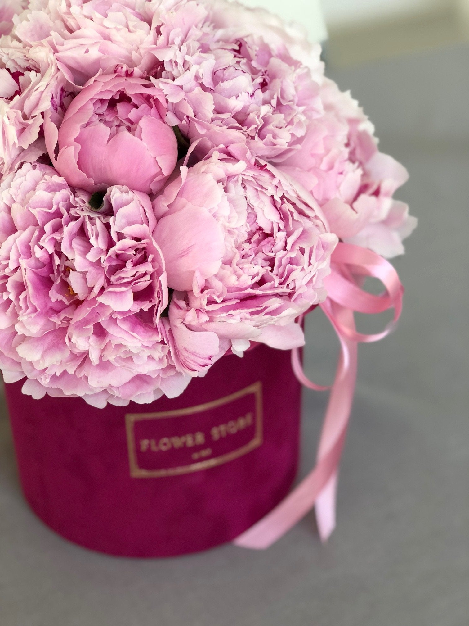 Wytworny Flowerbox z Piwoniami Elegancja i Klasyka w Jednym