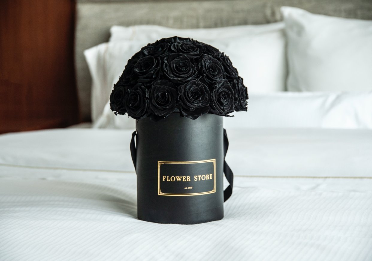 Duży czarny flokowany box z czarnymi wiecznymi różami - kwiaty Flower Store Warszawa
