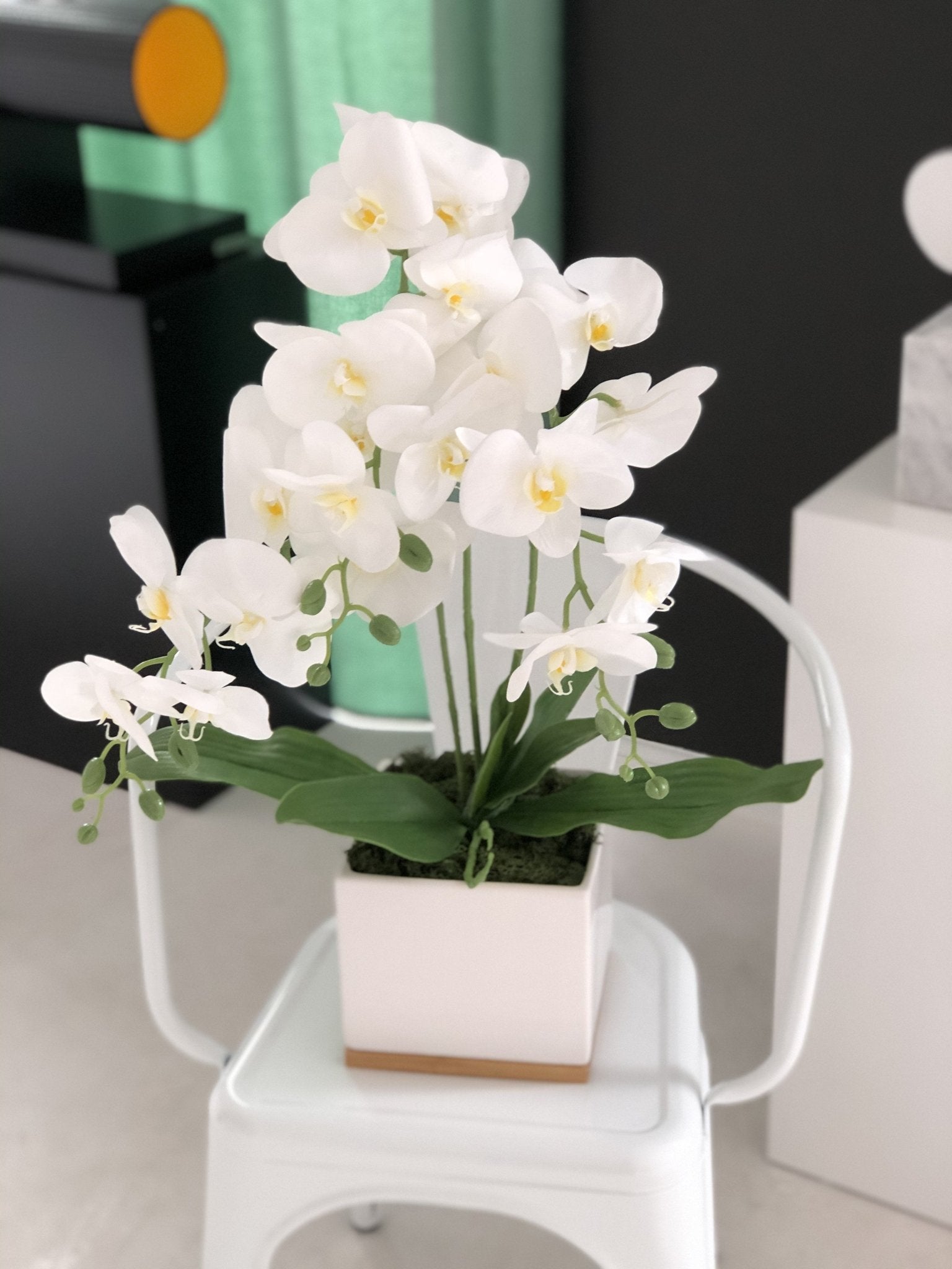 Ekskluzywny sztuczny storczyk w białej doniczce - kwiaty Flower Store Warszawa