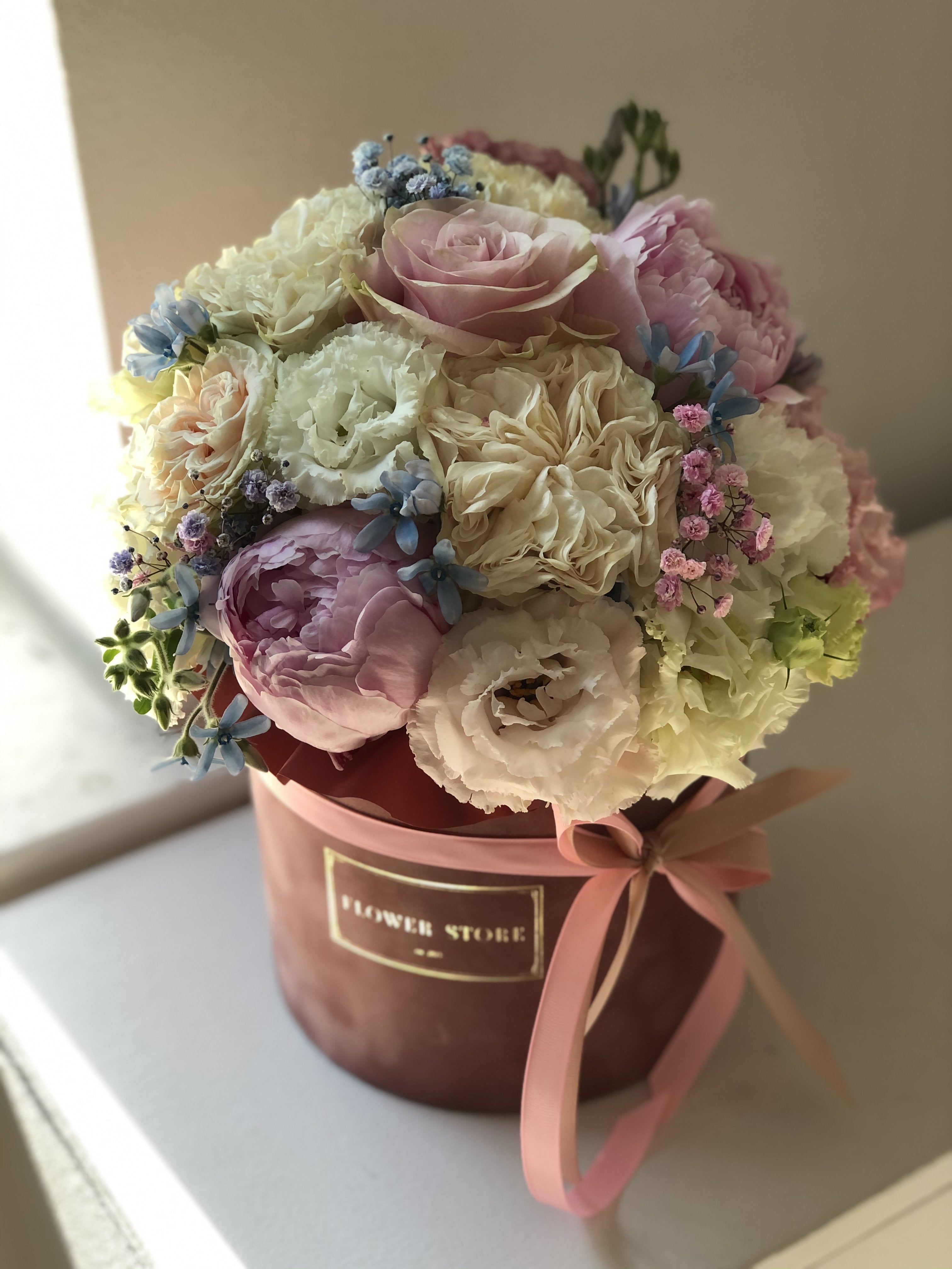 Jasno Różowy flokowany flowerbox wiosenna kompozycja