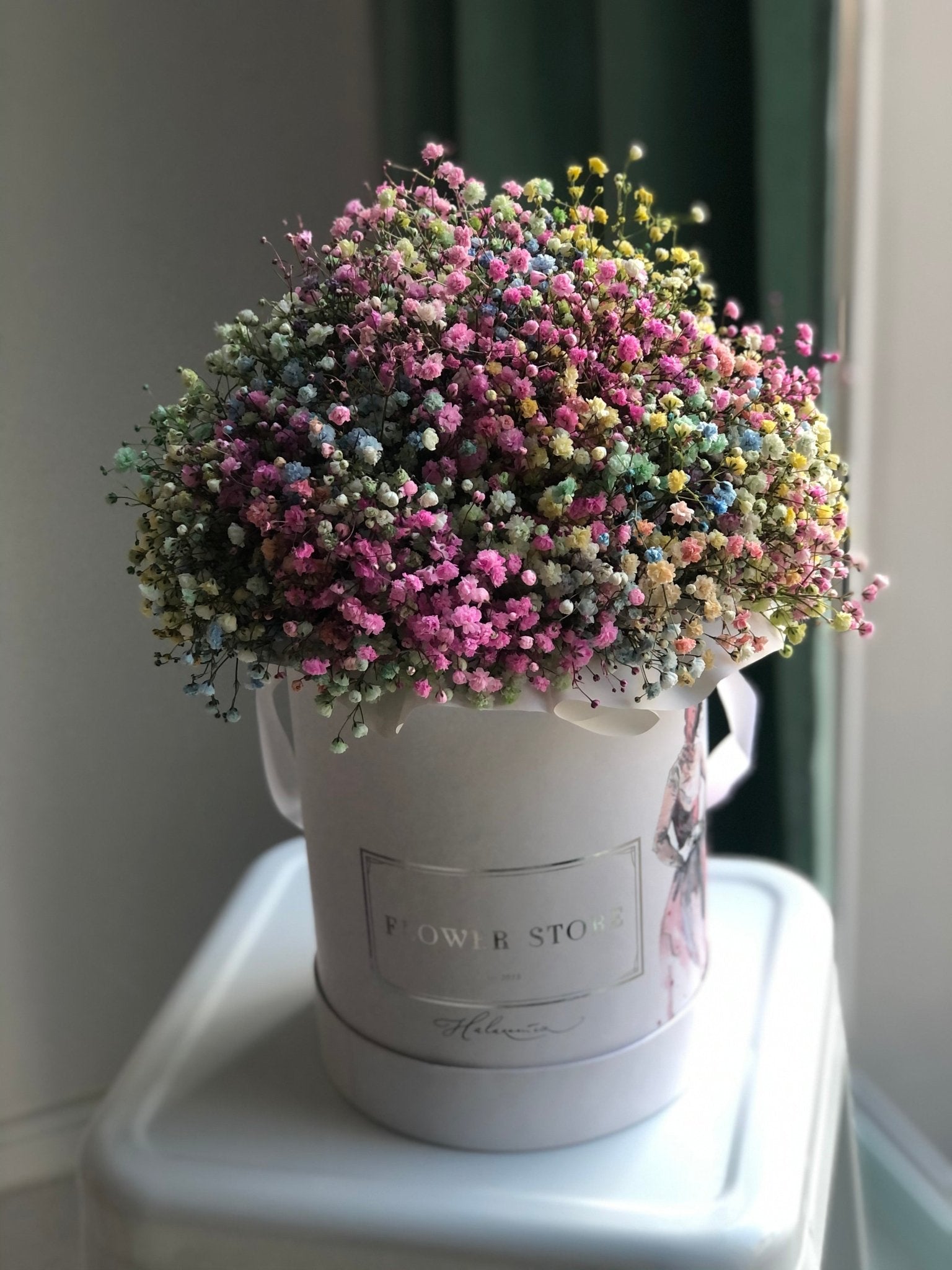 Kolorowa gipsówka w średnim białym flowerboxie - kwiaty Flower Store Warszawa