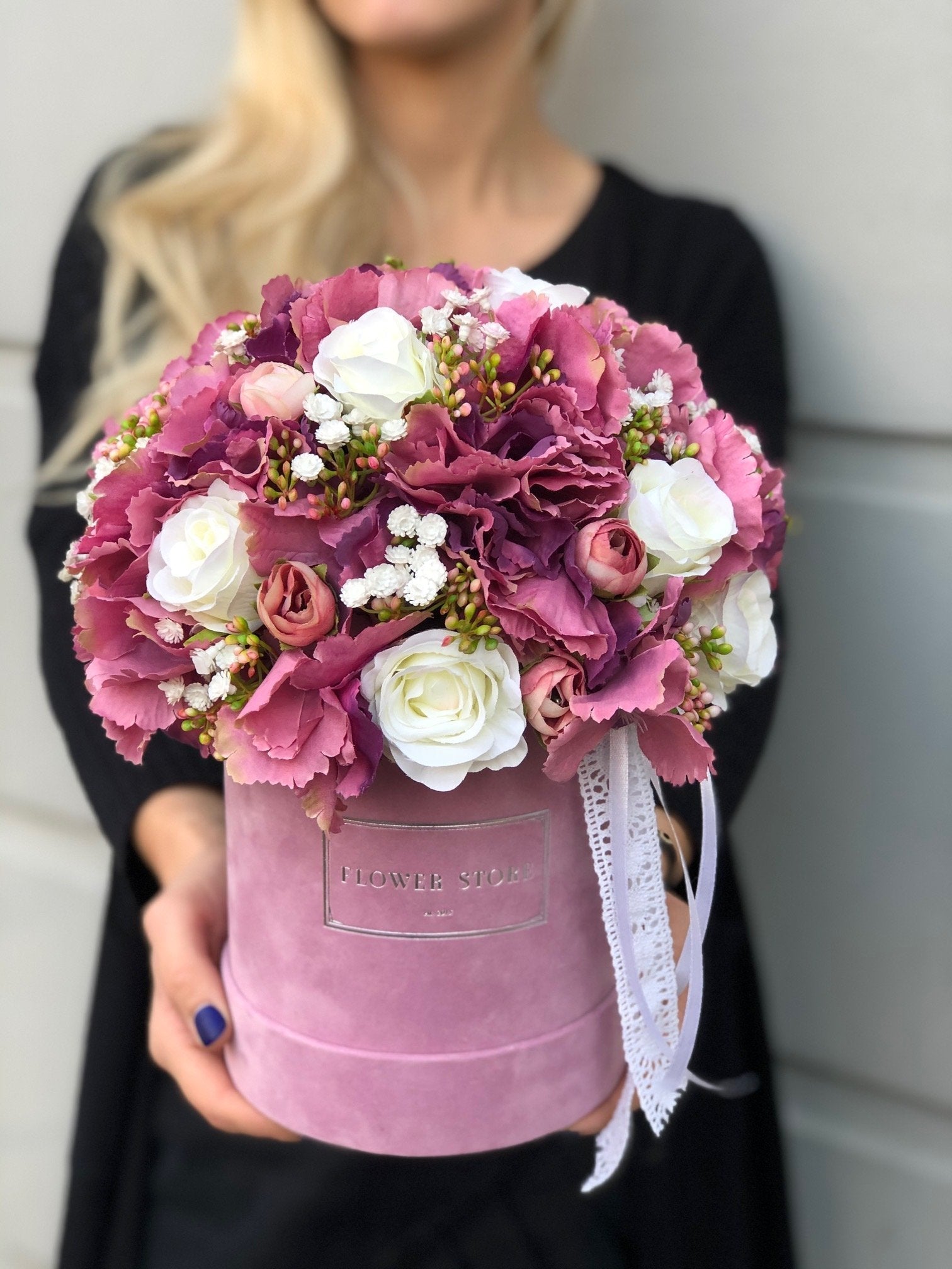 Różowy flokowany box - kompozycja wiosenna - kwiaty sztuczne - kwiaty Flower Store Warszawa