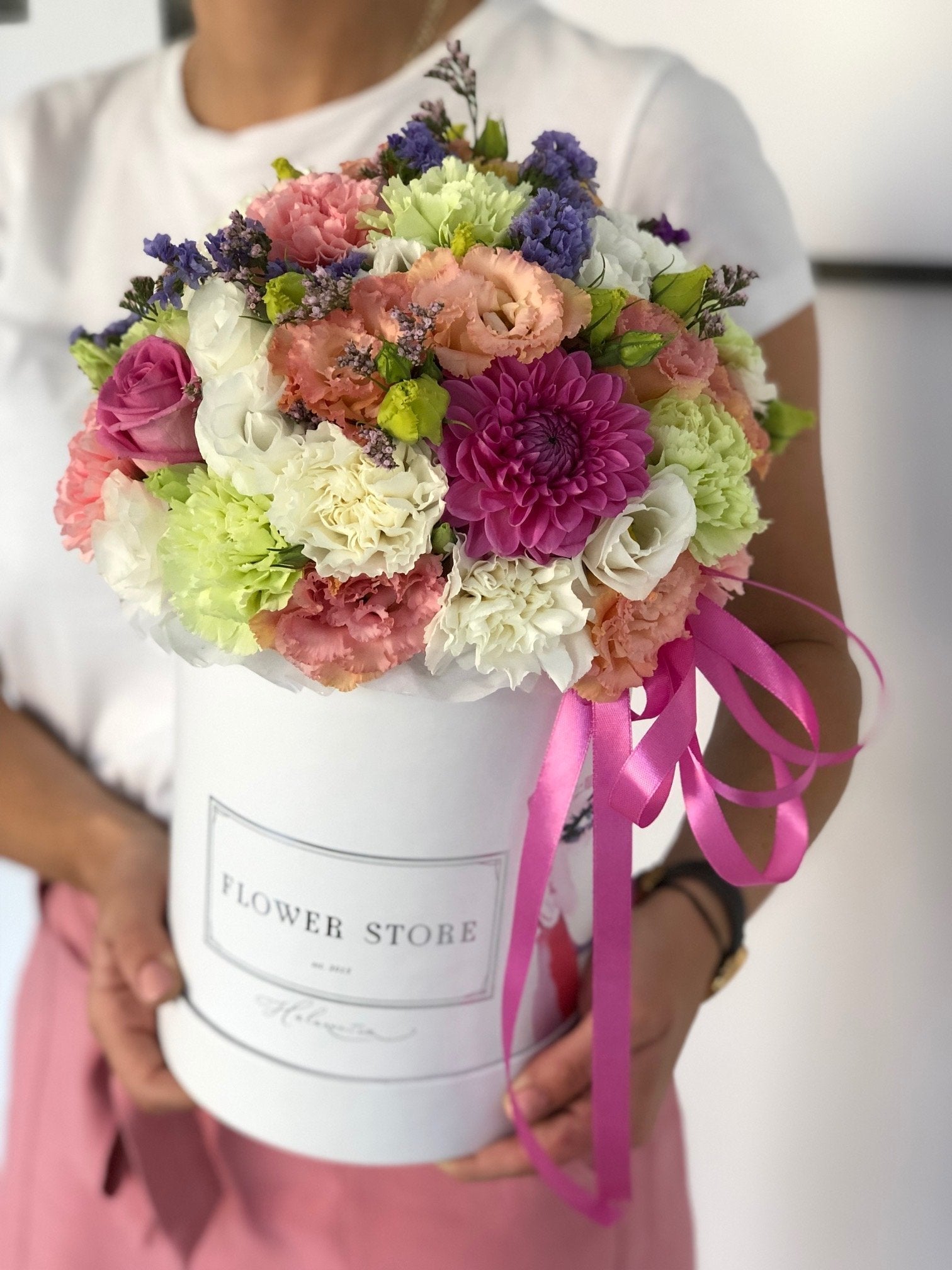 Wiosenna kompozycja w średnim białym pudełku - kwiaty żywe flowerbox - kwiaty Flower Store Warszawa