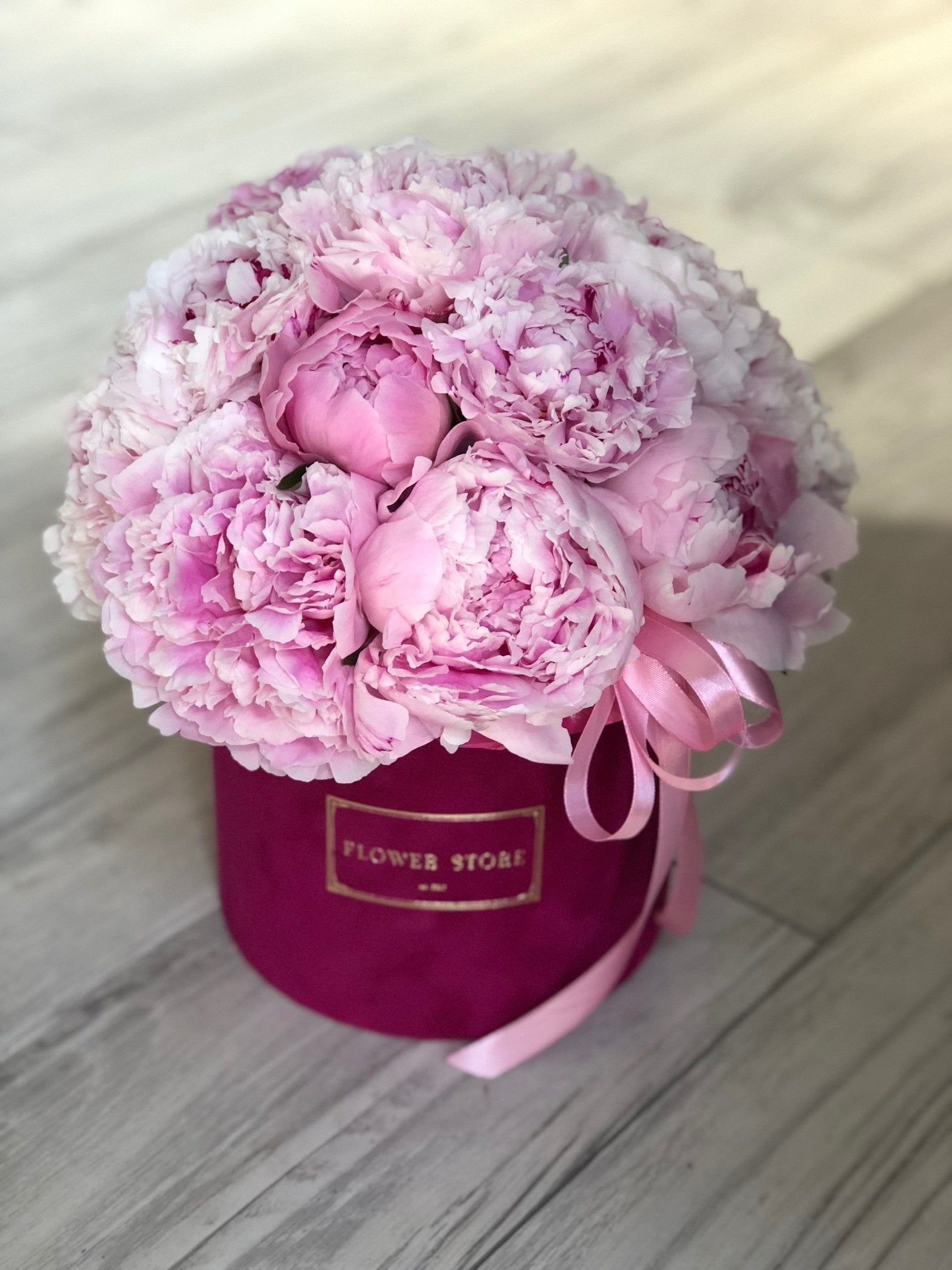 Wytworny Flowerbox z Piwoniami Elegancja i Klasyka w Jednym - kwiaty Flower Store Warszawa