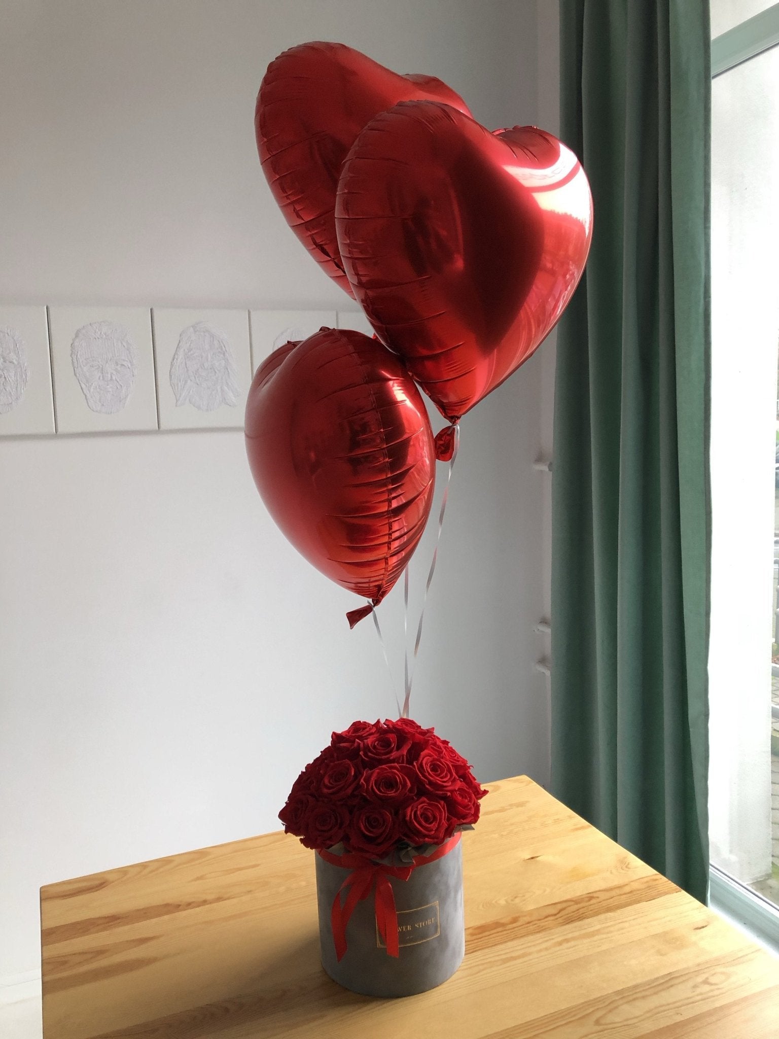 Zestaw czerwone balony i szary box z różami - kwiaty żywe - kwiaty Flower Store Warszawa