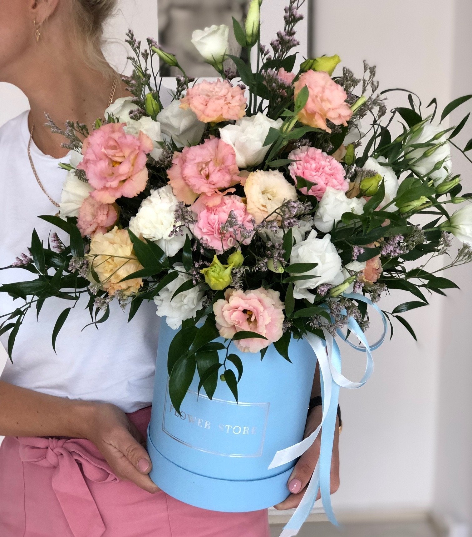 Zwiewna wiosenna kompozycja w dużym błękitnym flowerboxie - kwiaty żywe - kwiaty Flower Store Warszawa
