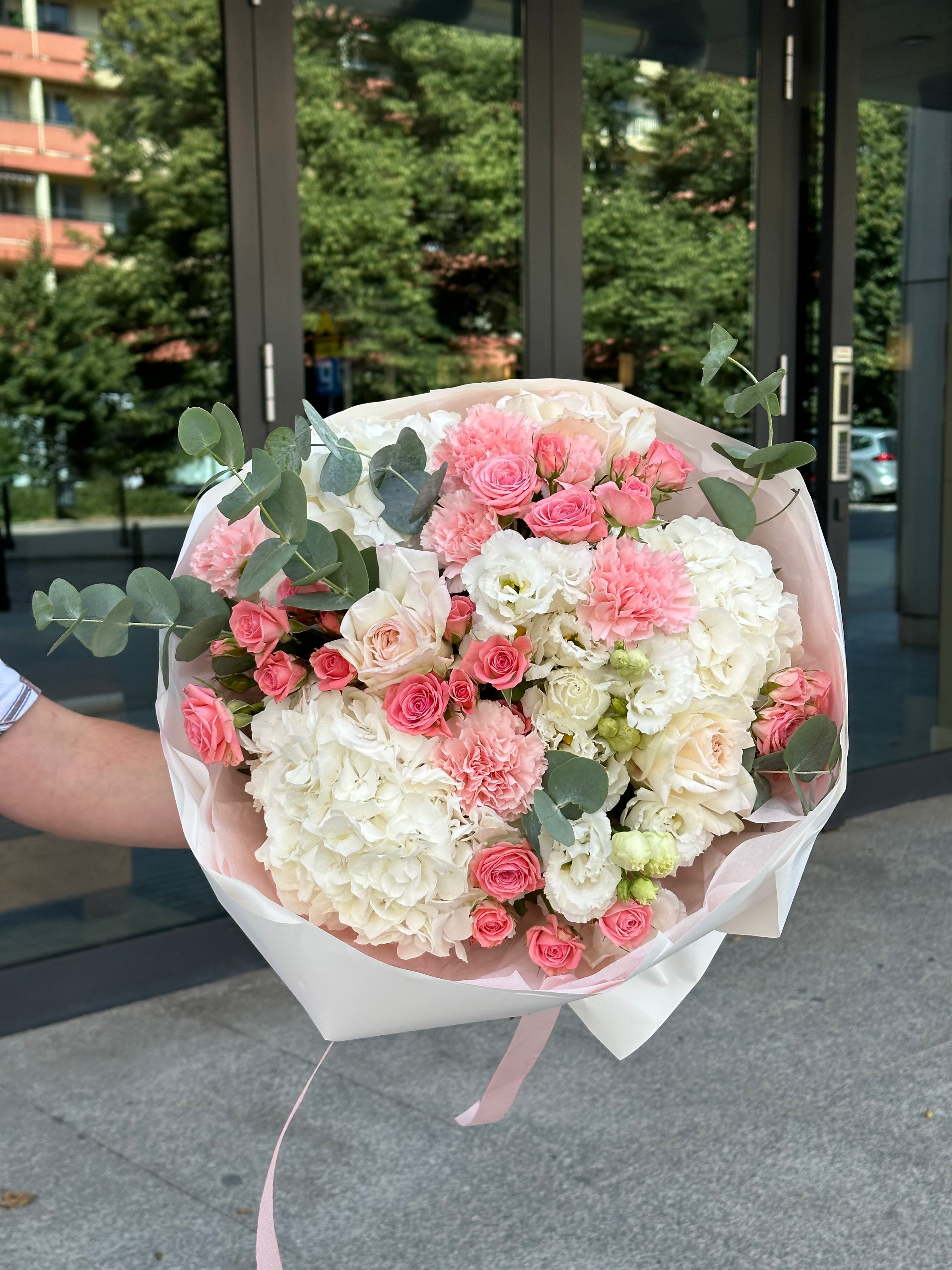 Kompozycje kwiatowe do lobby i recepcji biurowców w Warszawie: standardy premium