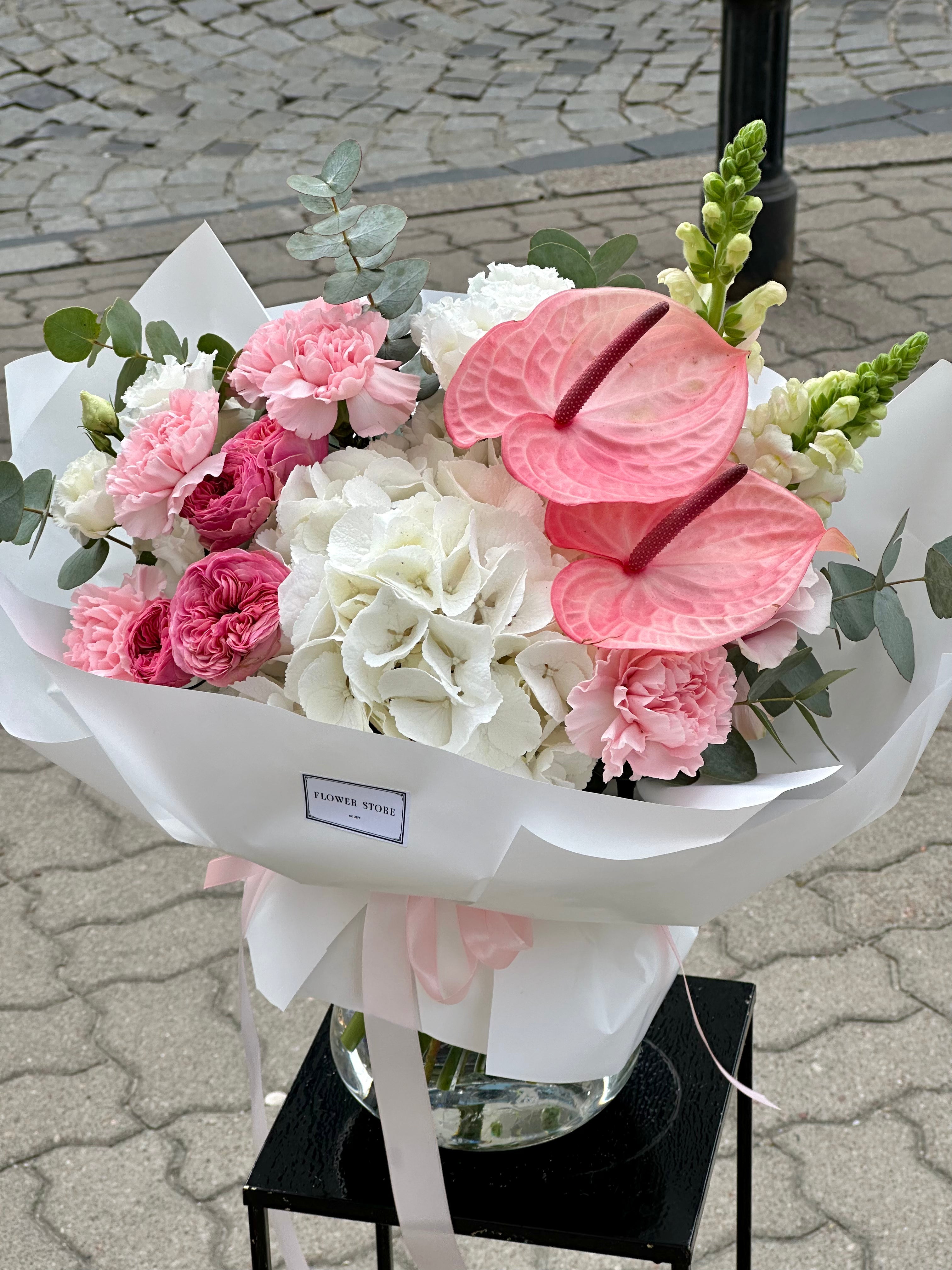 Kwiaty cięte o długiej trwałości do biura: 12 gatunków, które wytrzymają tydzień