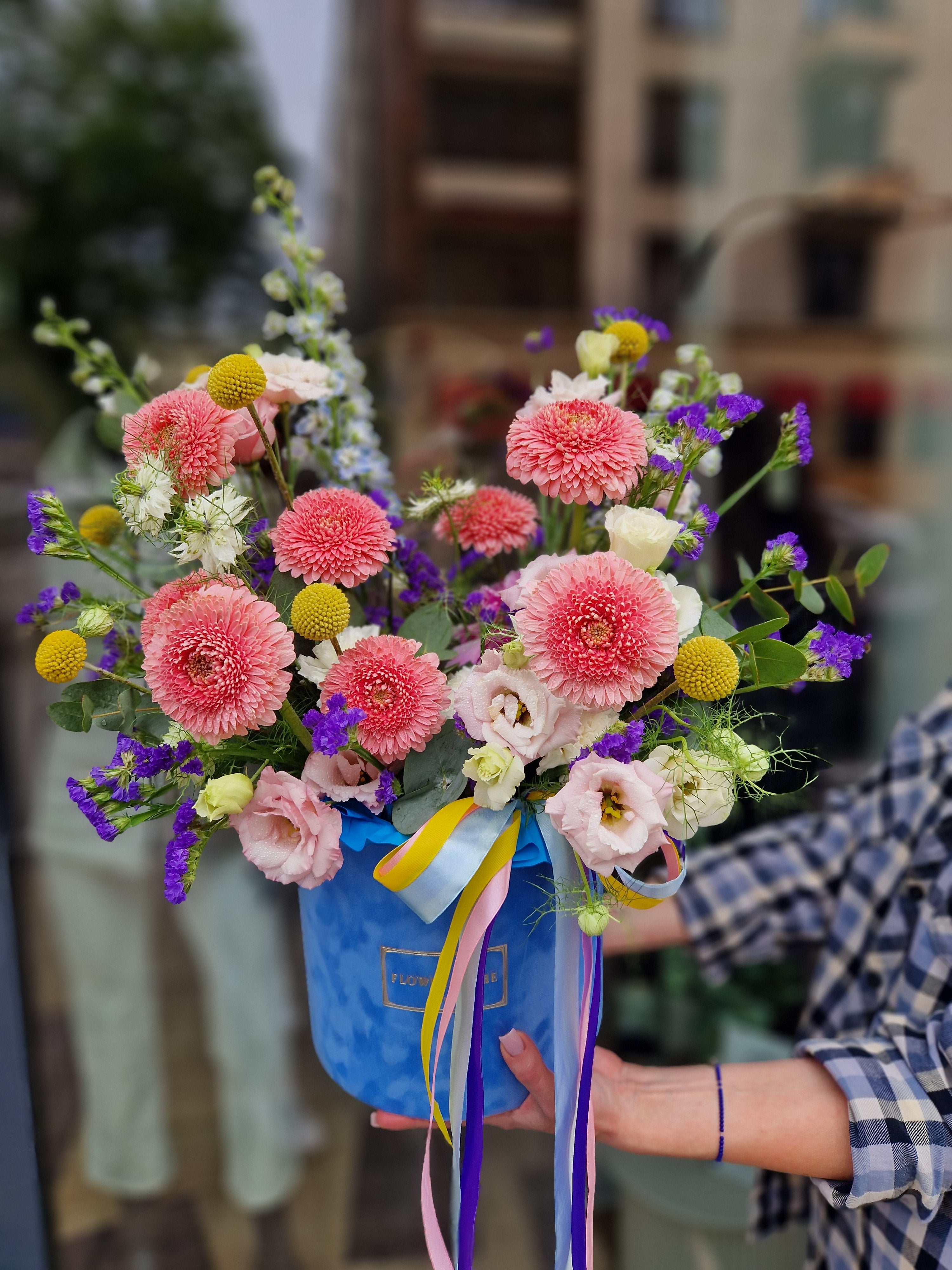 Zwiewna wiosenna kompozycja w dużym błękitnym flowerboxie - kwiaty żywe