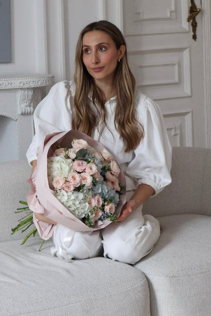 Bukiet Hortensji i Róż Gałązkowych „Kobieca Elegancja”