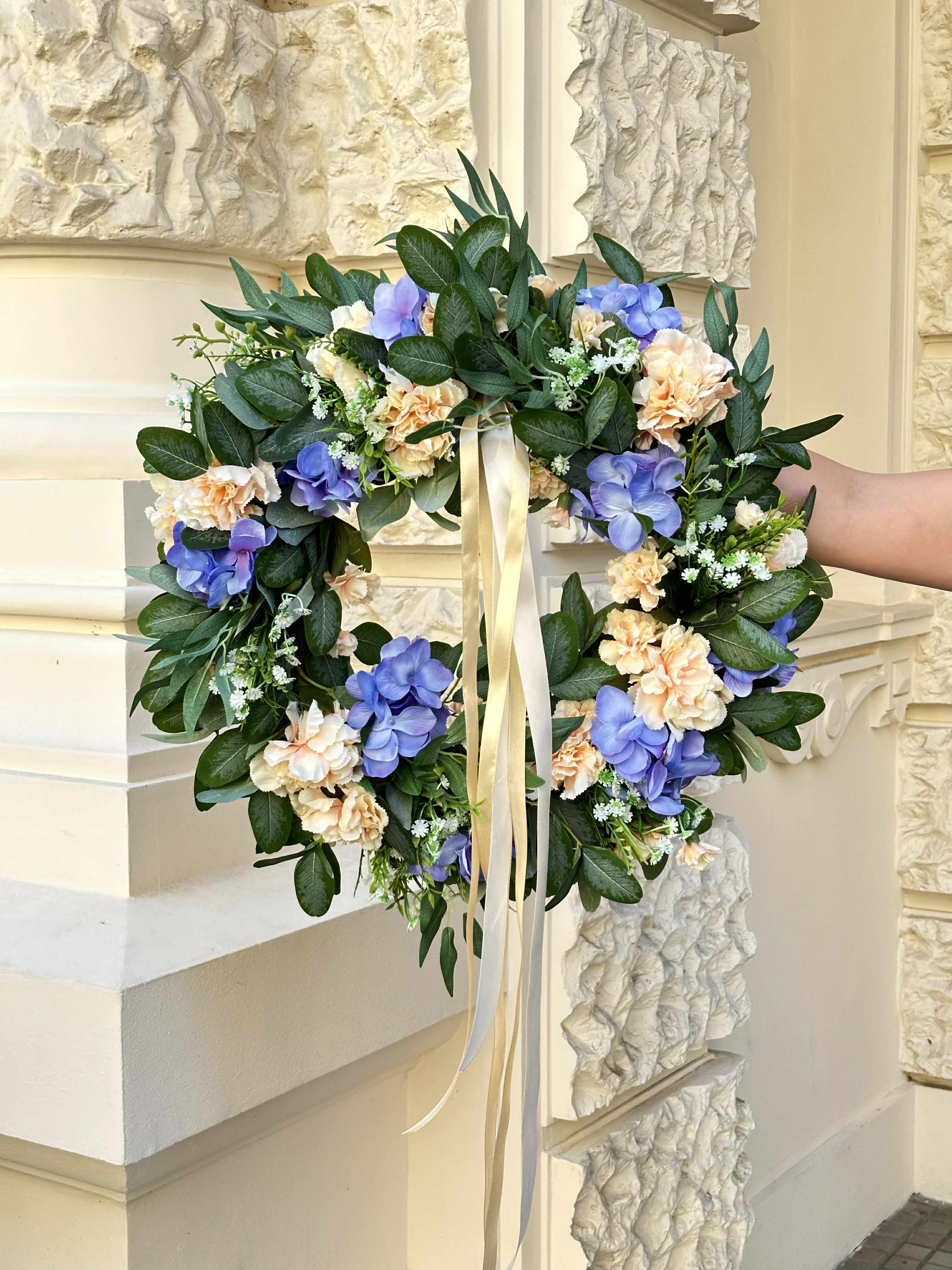 Wiosenny wianek na drzwi- kwiaty sztuczne