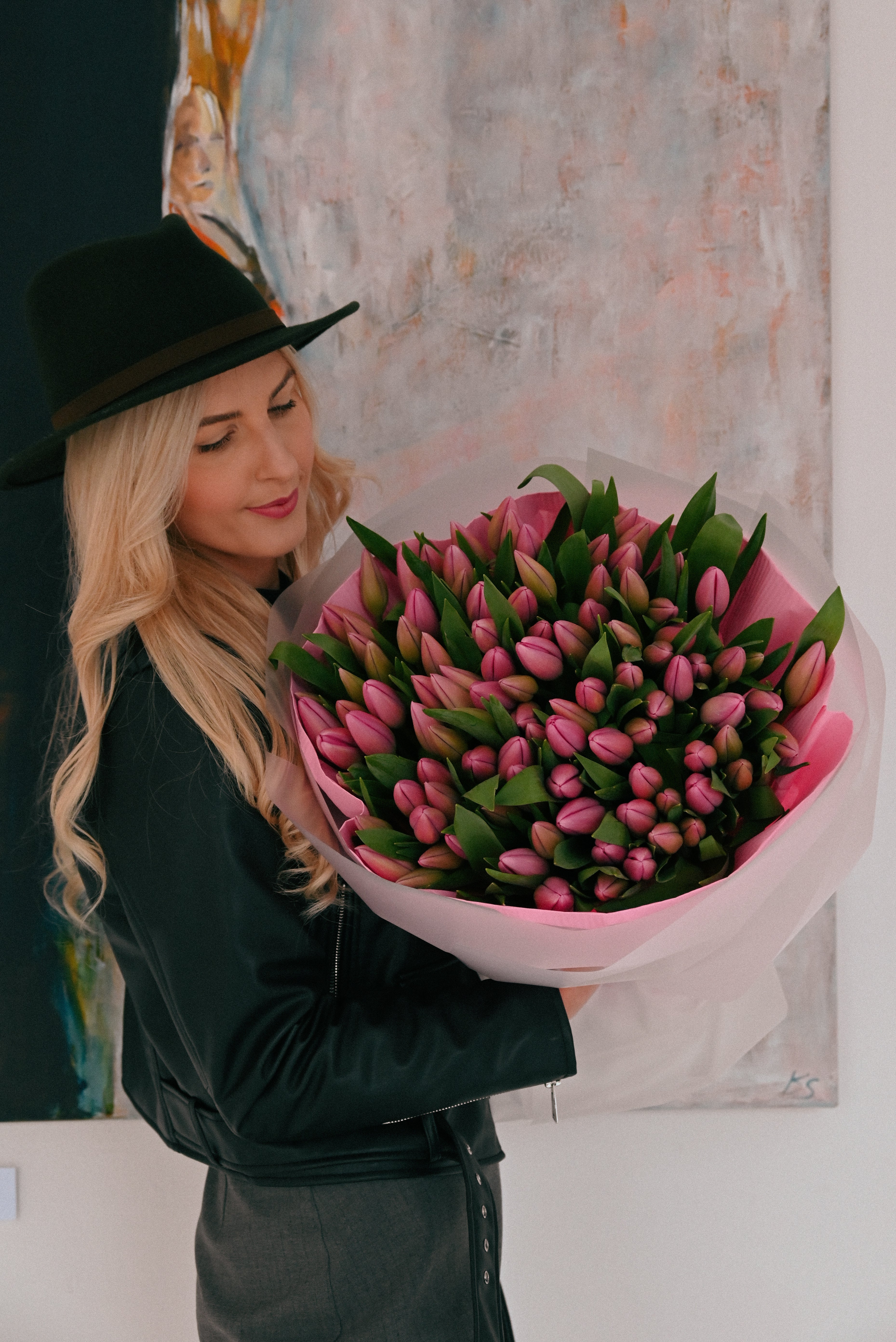 A bouquet of 100 pink tulips