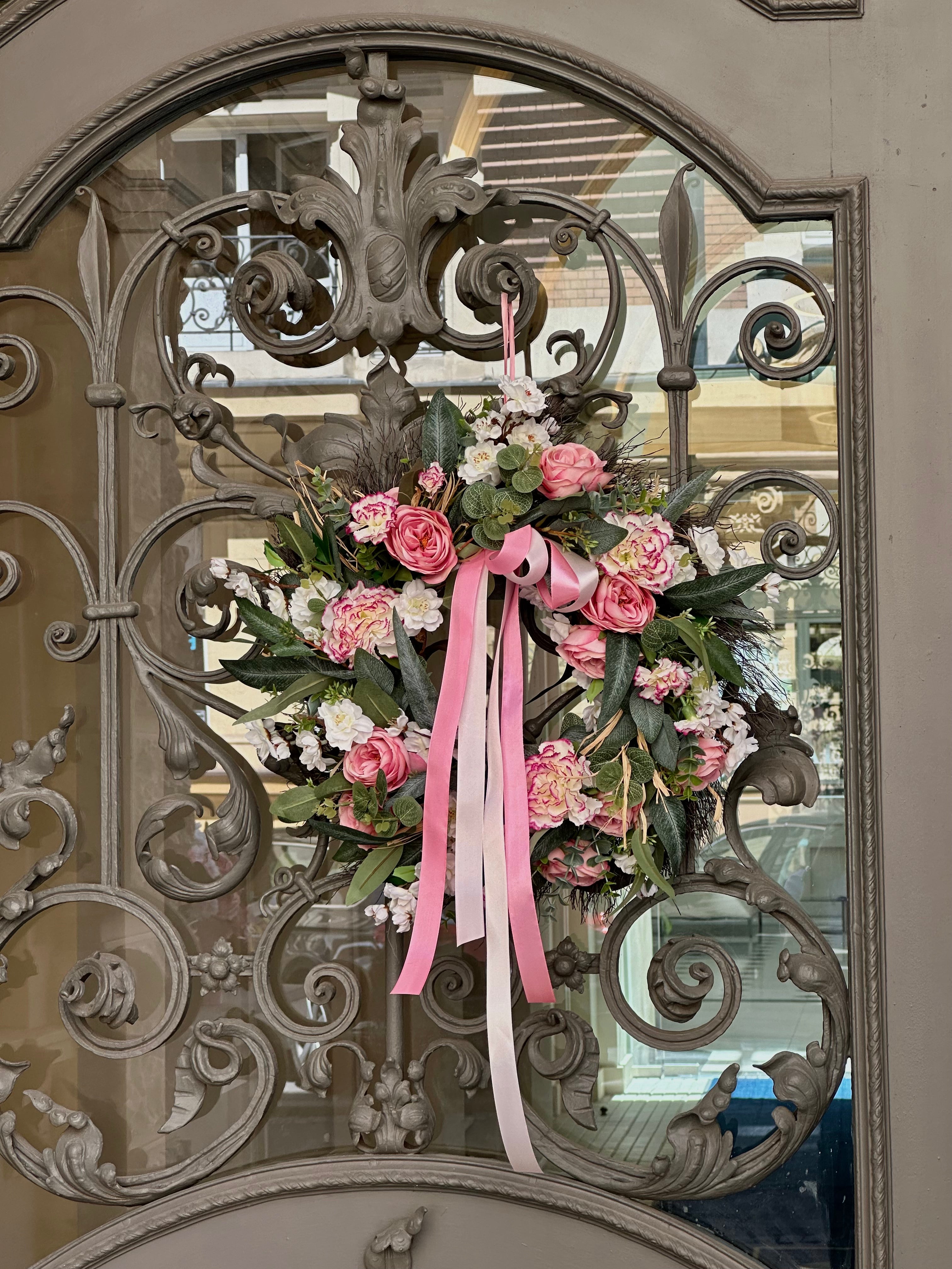 Wianek różany z goździkami i kwiatami sakury - sztuczne