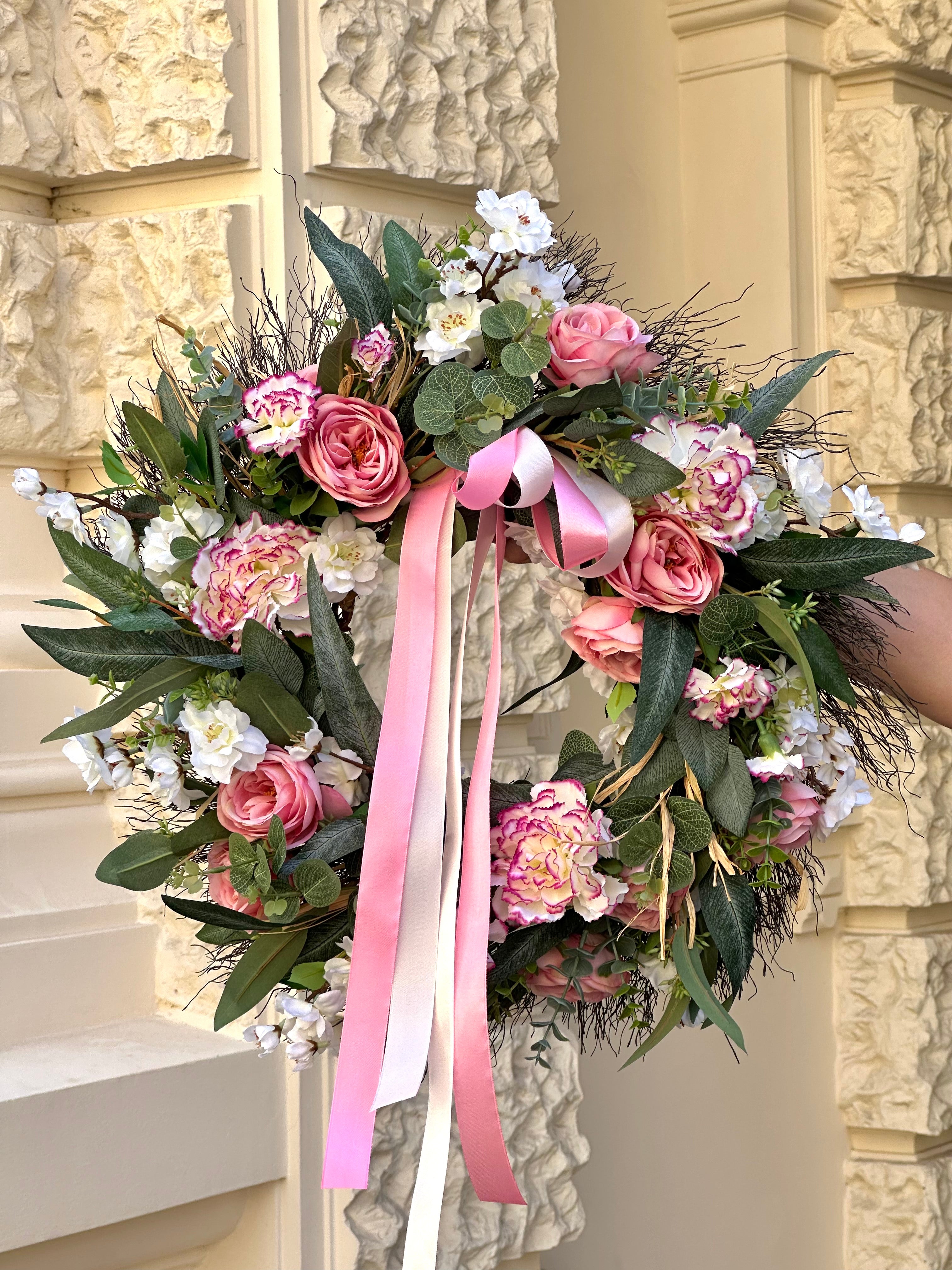 Wianek różany z goździkami i kwiatami sakury - sztuczne