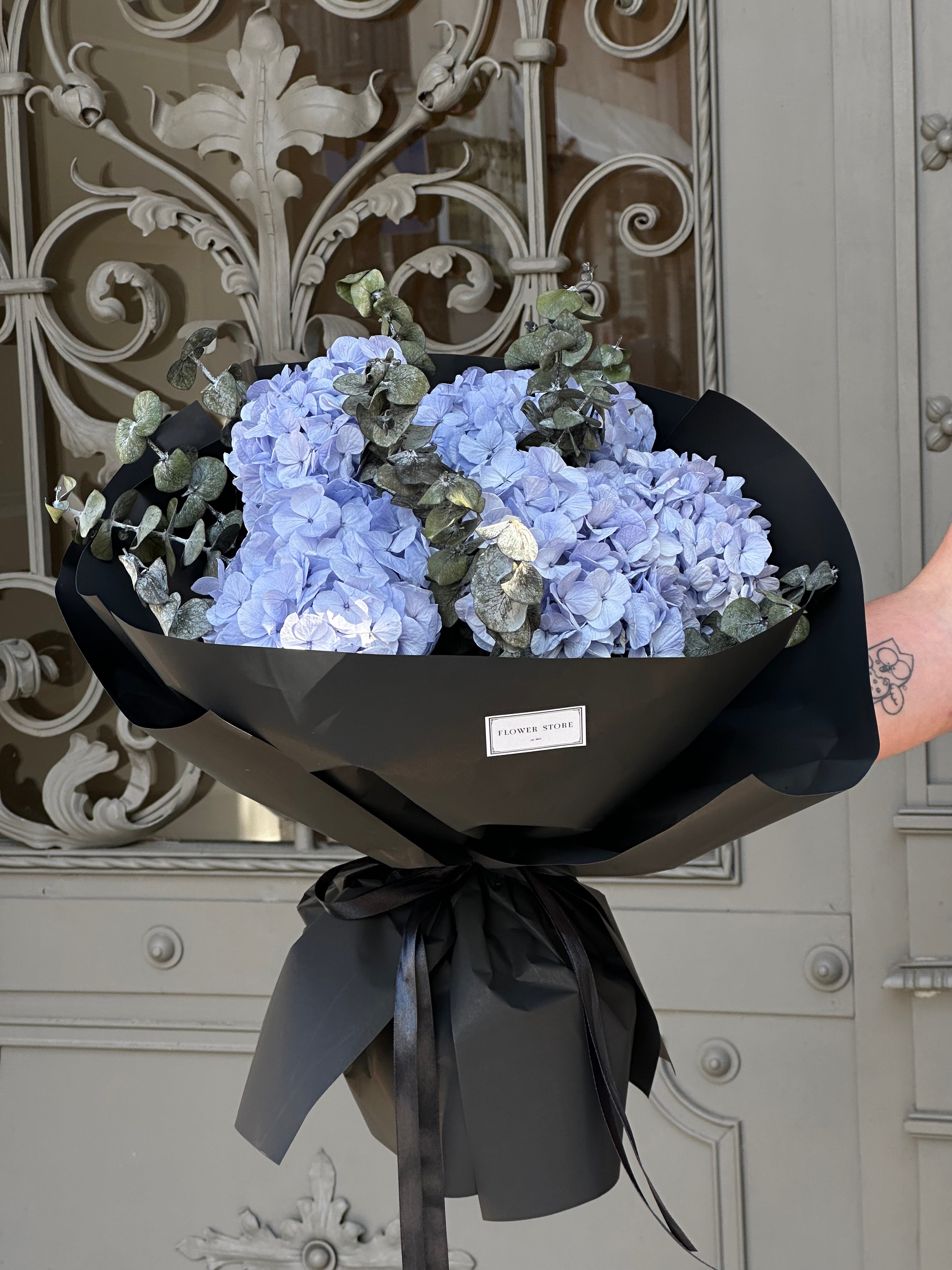 bukiet niebieskich hortensji wiecznych z eukaliptusem