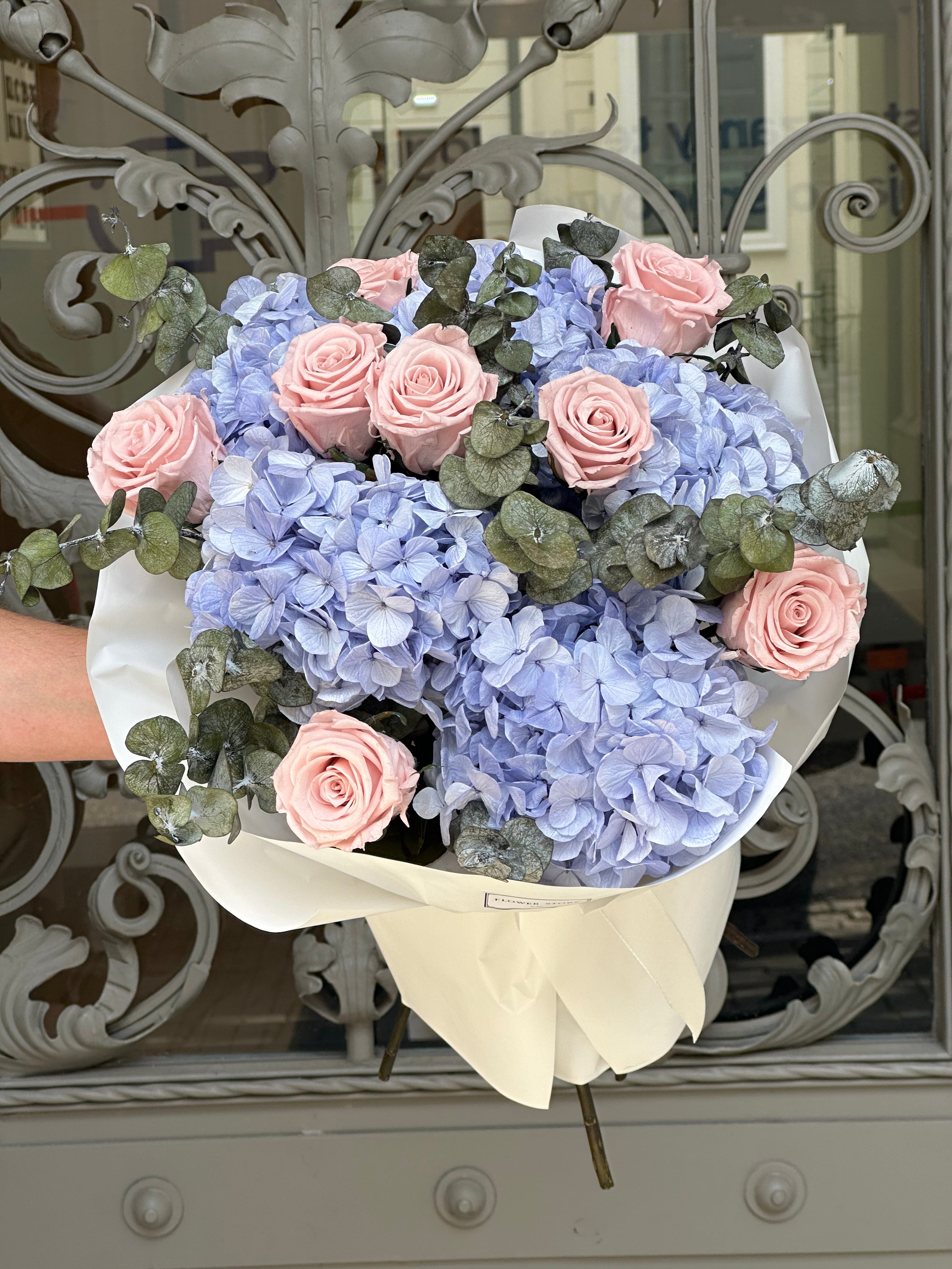 bukiet wiecznych kwiatów hortensje róże eukaliptus