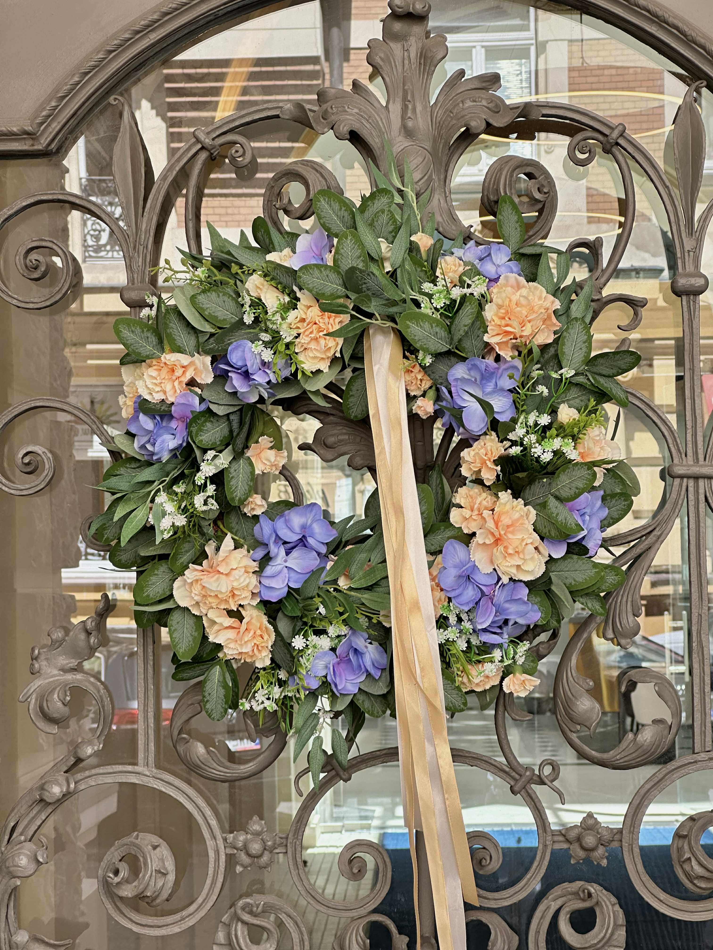 Wiosenny wianek na drzwi- kwiaty sztuczne