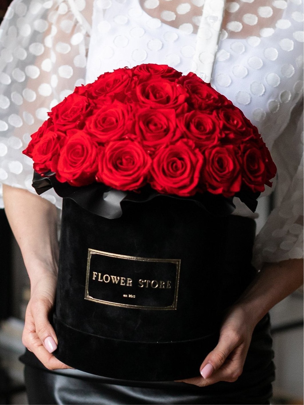 Duży czarny flokowany flowerbox z czerwonymi wiecznymi różami - kwiaty Flower Store Warszawa