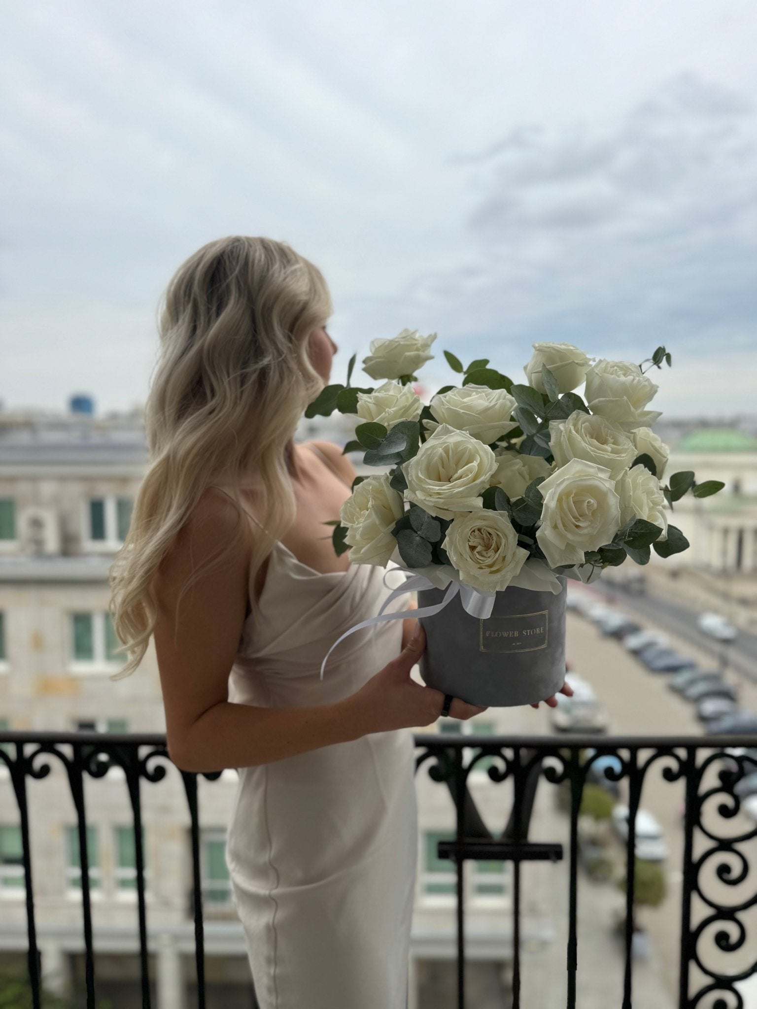 Flowerbox z białymi różami - kwiaty Flower Store Warszawa