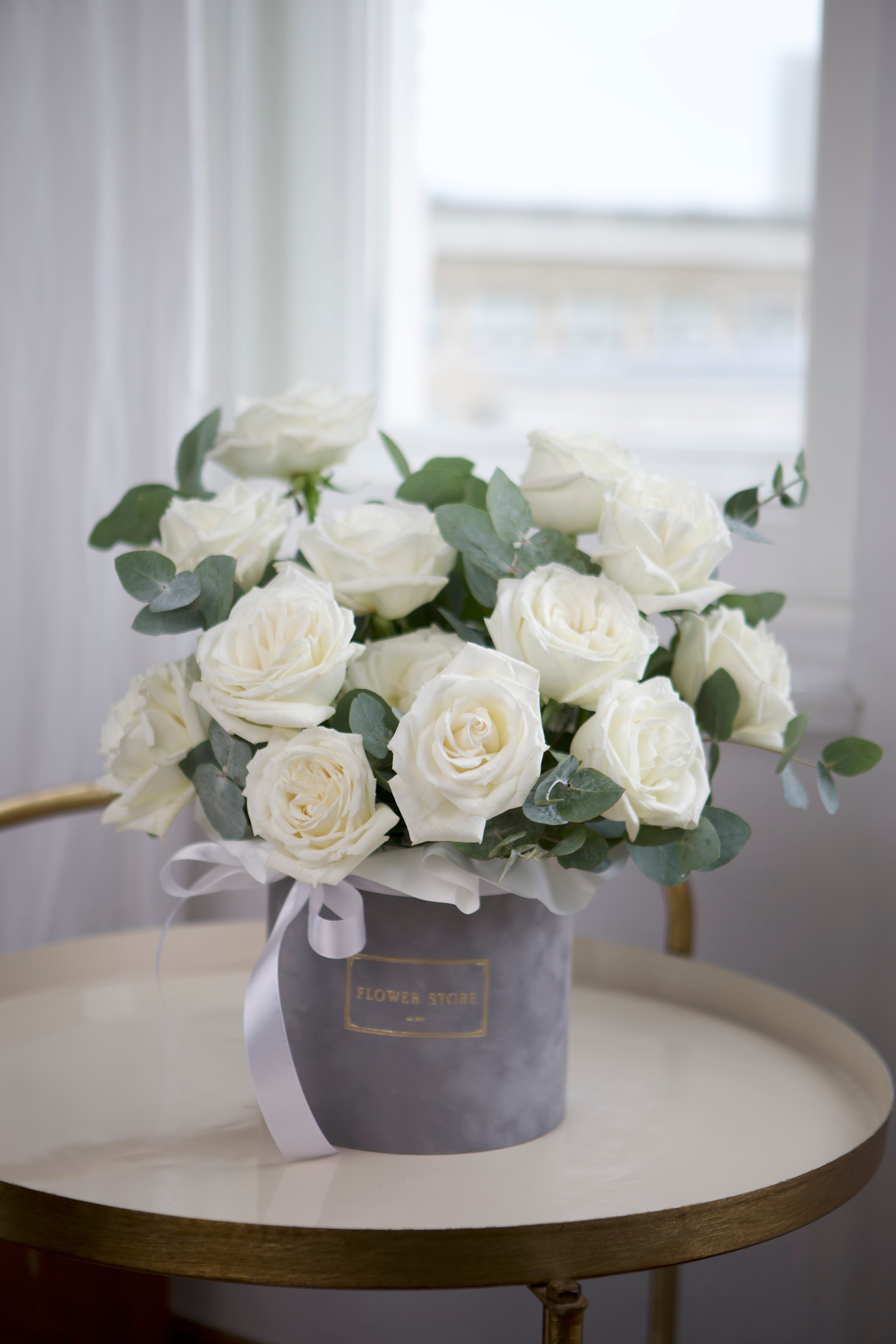 Flowerbox z białymi różami na biurko – kwiaty do biura Warszawa