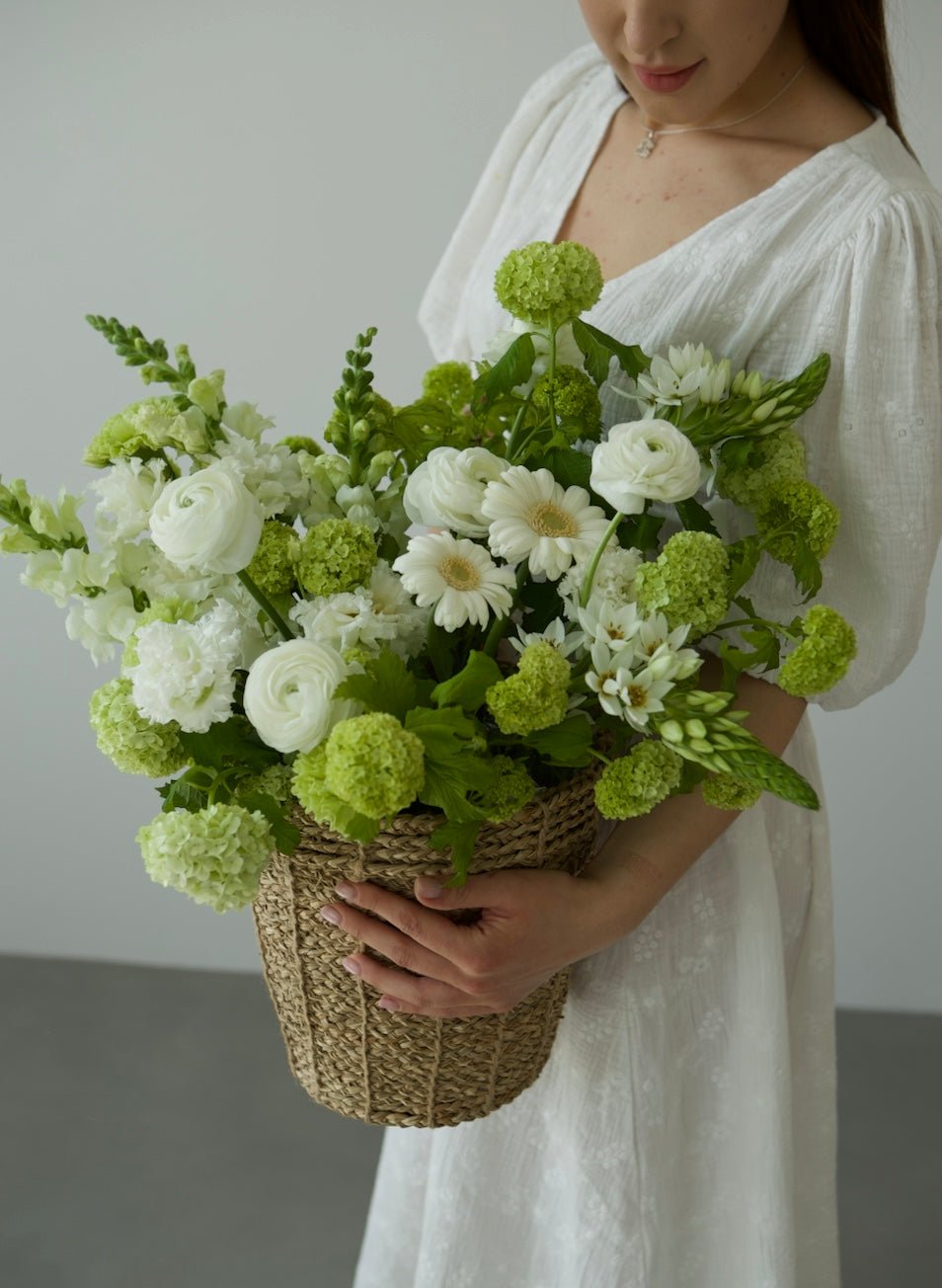 Flowerbox z białymi różami na biurko – kwiaty do biura Warszawa