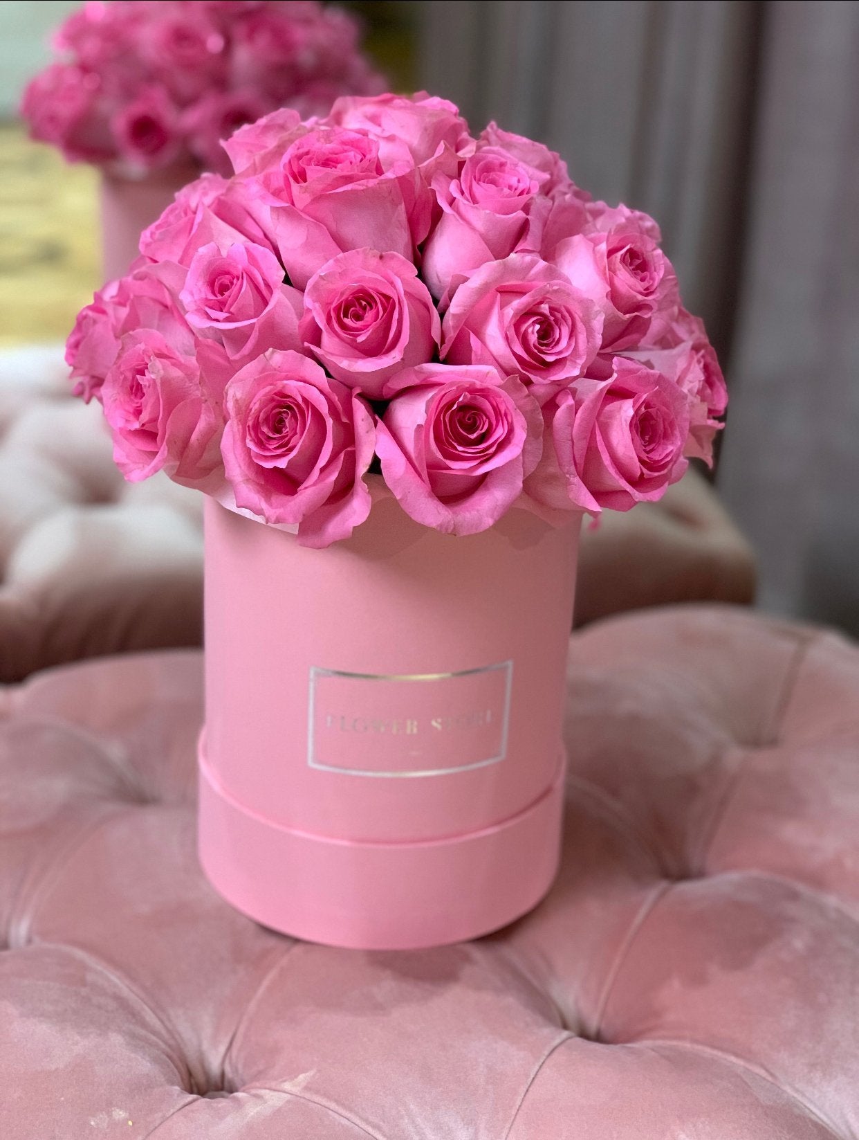 Medium round flowerbox with pink roses- live flowers