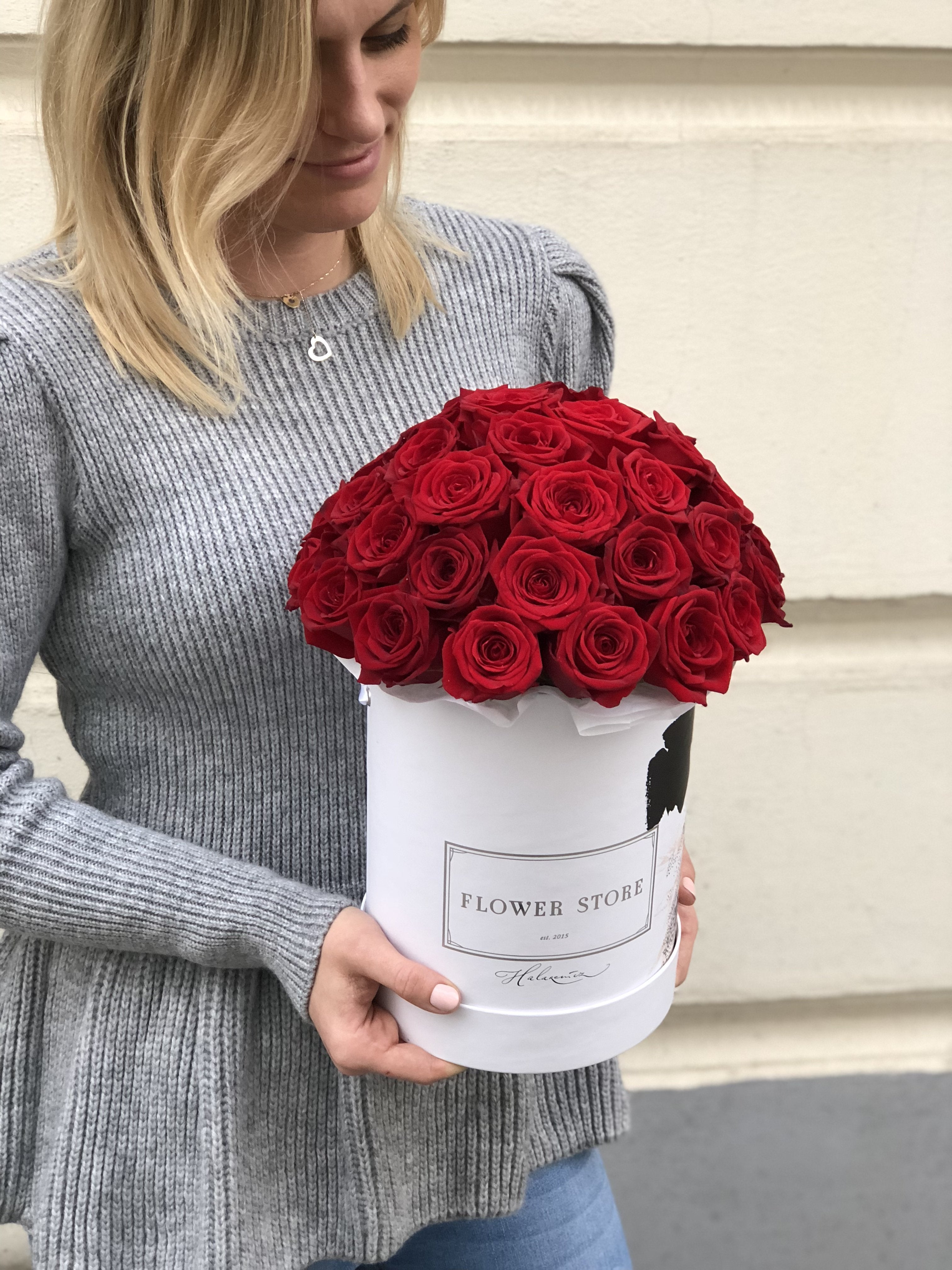 White Bride Lady with red live flowers - Flowerbox