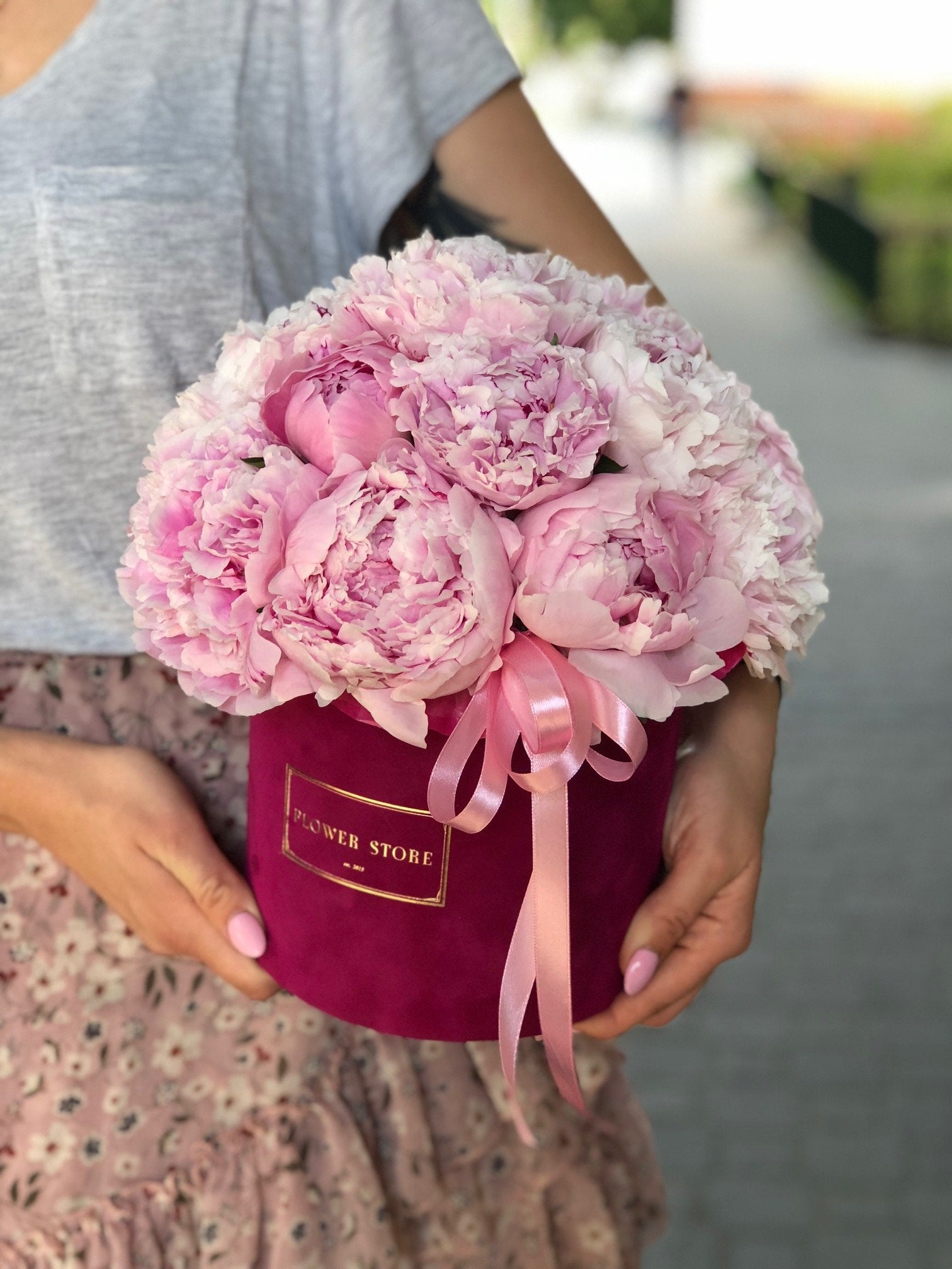 Fuchsia flocked flowerbox with peonies - live flowers with delivery