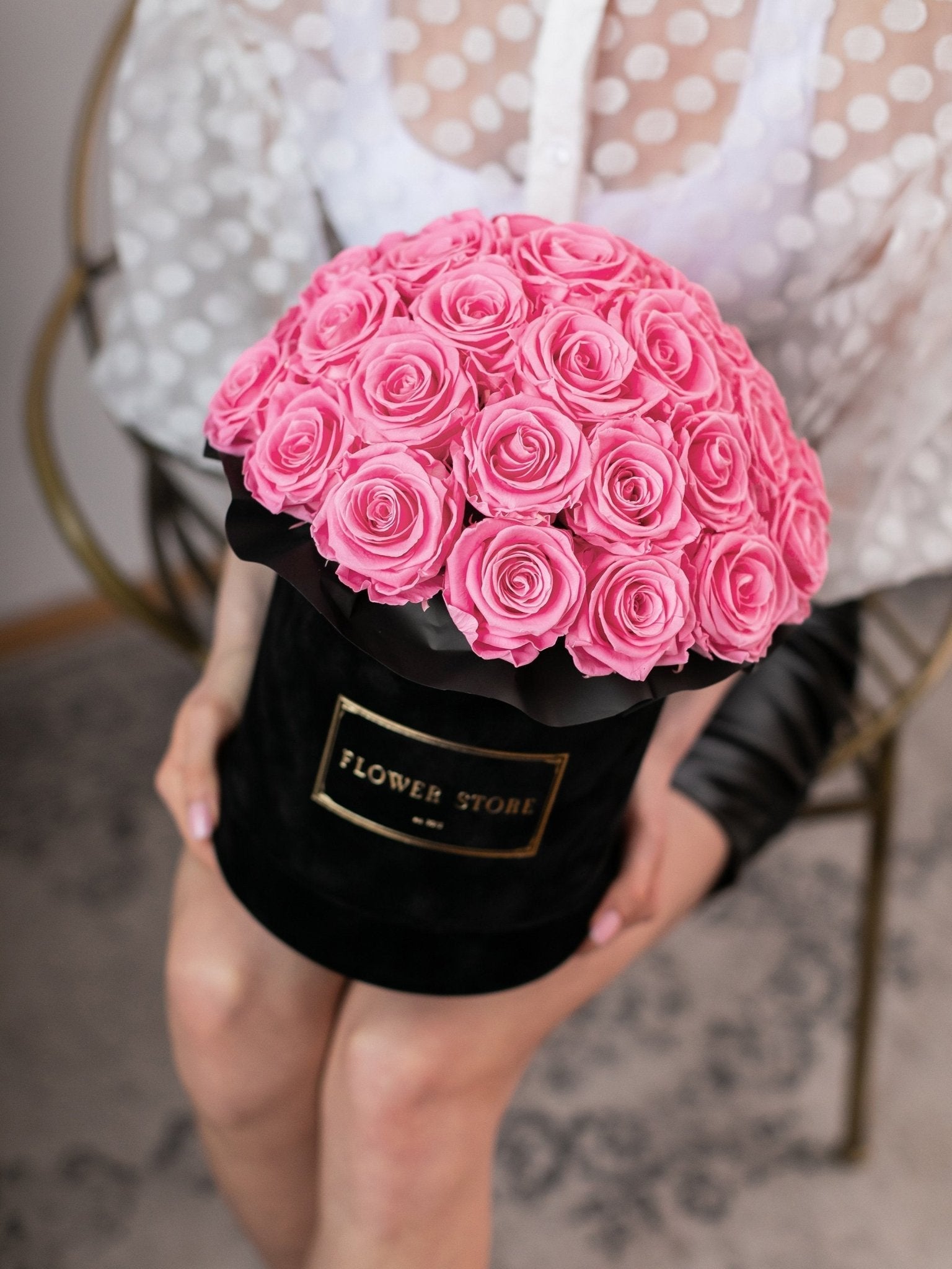 Duży czarny flowerbox z żywymi różami - kwiaty Flower Store Warszawa