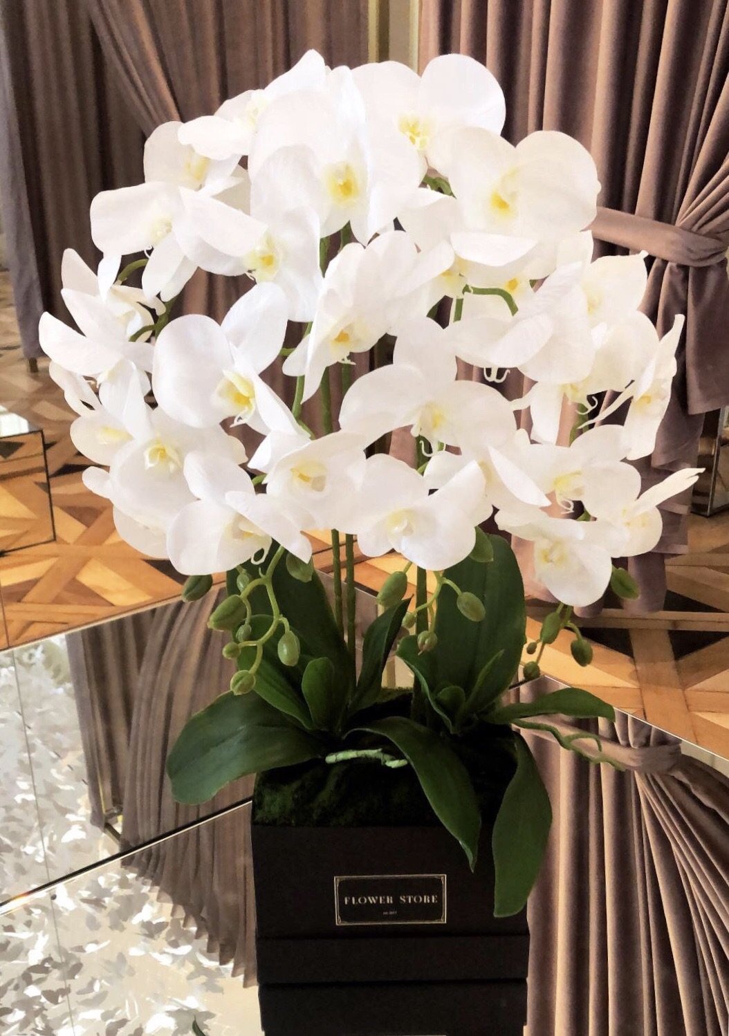 Flowerbox ze Sztucznymi Storczykami – Czarne Pudełko, Trwałe Piękno