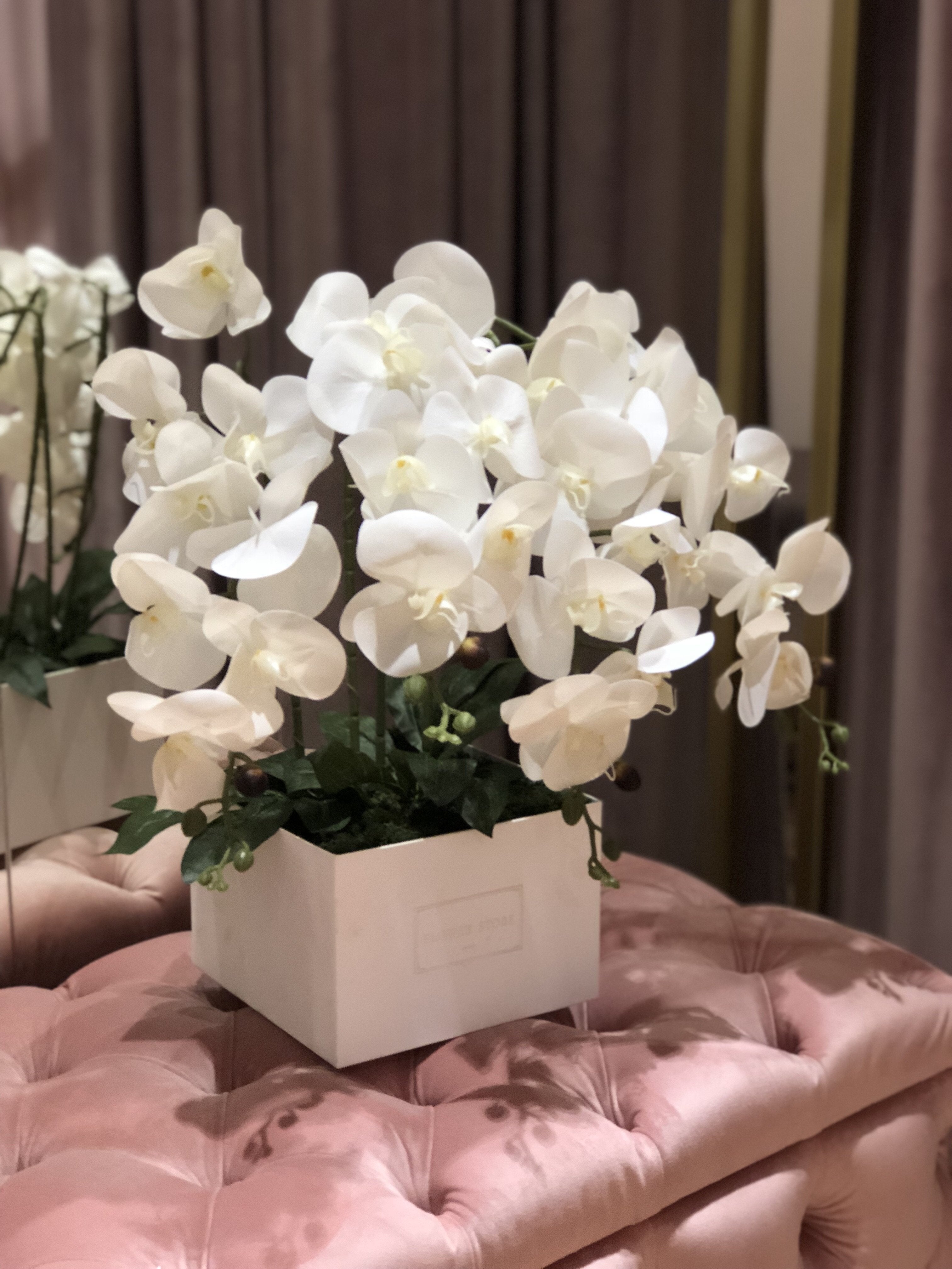 Ekskluzywny Flowerbox ze Sztucznymi Storczykami – Czarny Box, Wieczna Elegancja