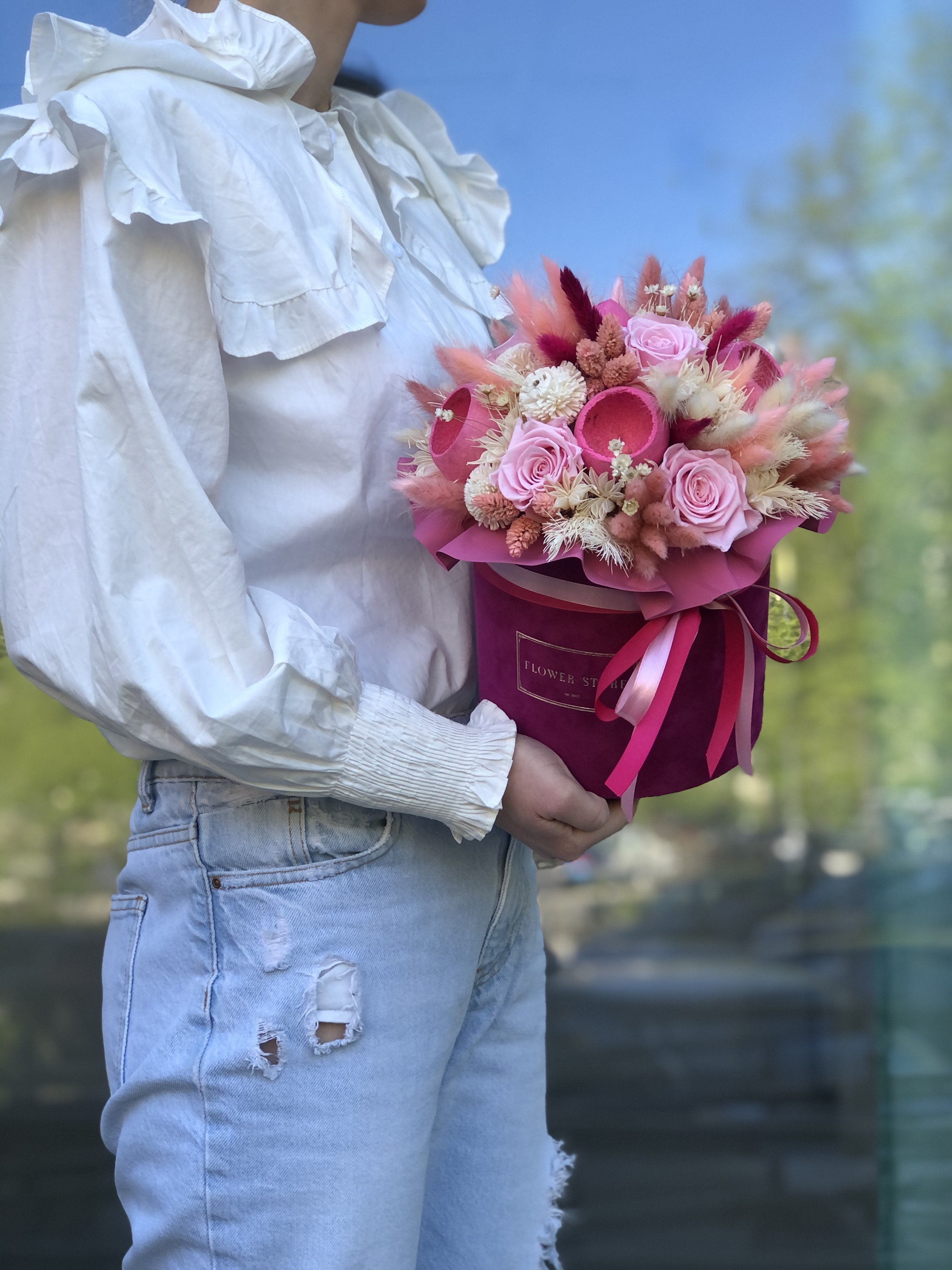 Fuksjowy flokowany suszony flowerbox z wiecznymi różami