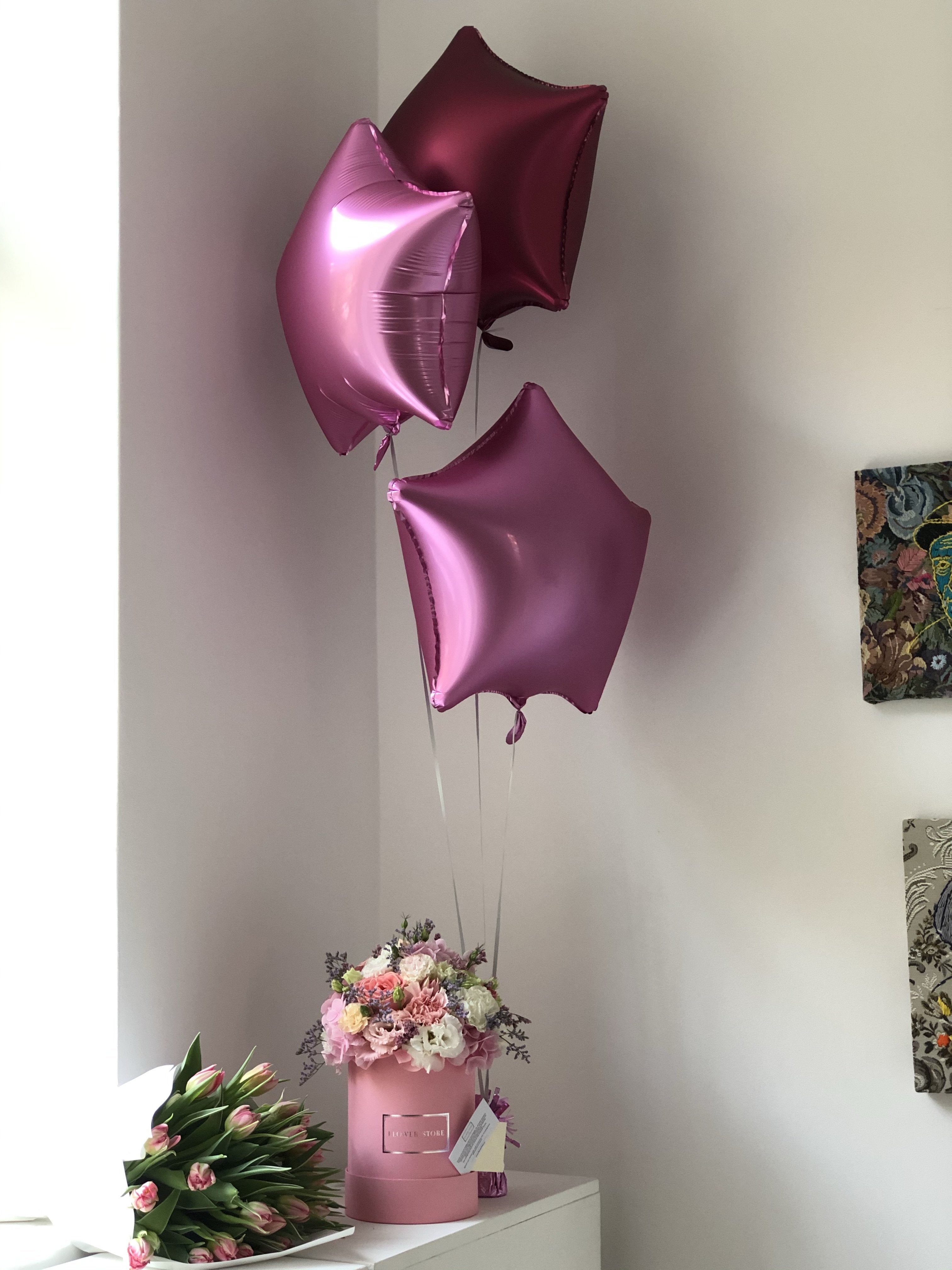 Set balloons and pink box spring composition - live flowers