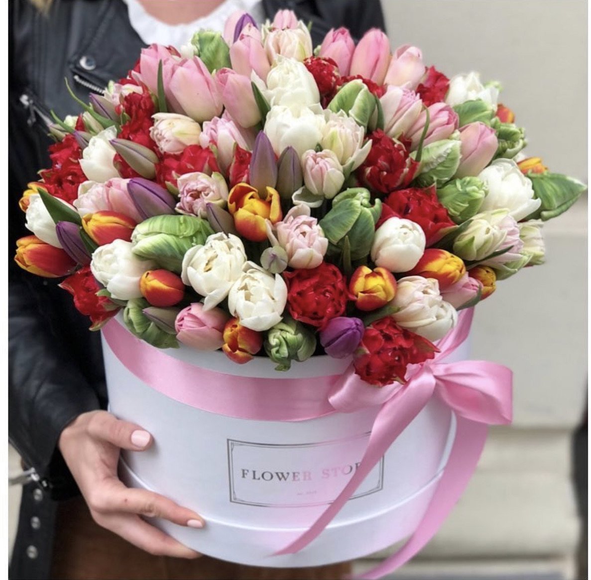 White grande flowerbox with tulips