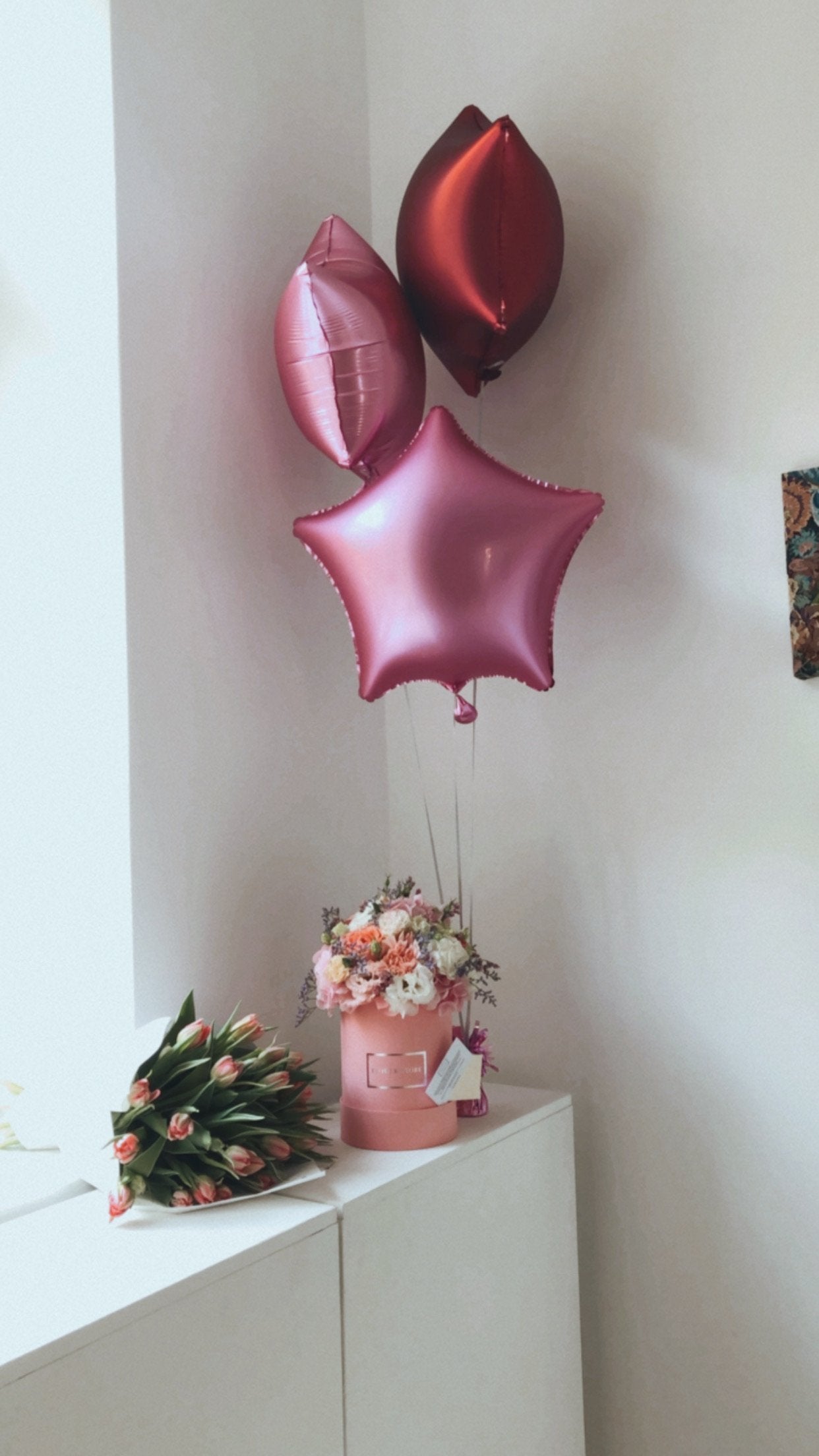 Set balloons and pink box spring composition - live flowers