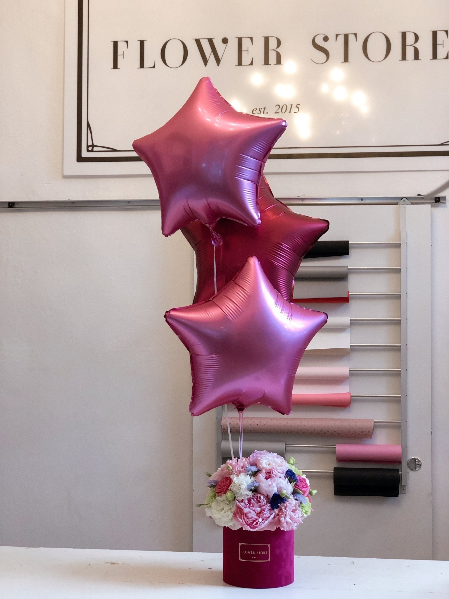 Kompozycja Kwiatowa z Różowymi Balonami Gwiazdkami – Urozmaić Każdą Okazję - kwiaty Flower Store Warszawa