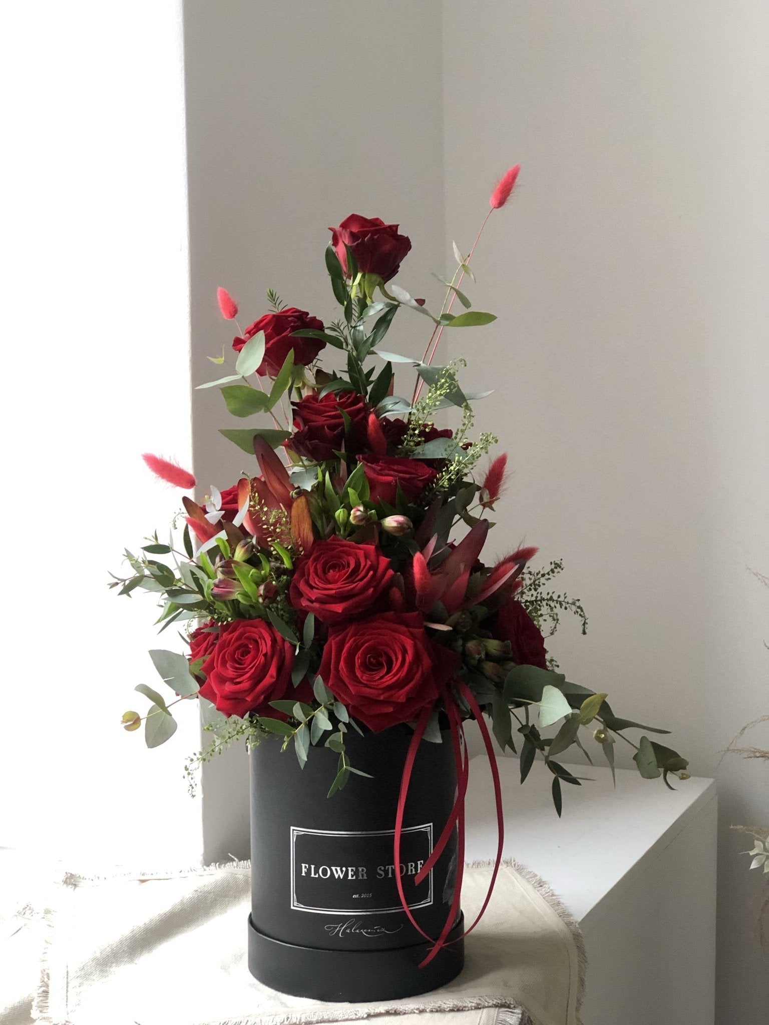 Kompozycja z czerwonymi różami - kwiaty żywe czarny box z grafiką - kwiaty Flower Store Warszawa