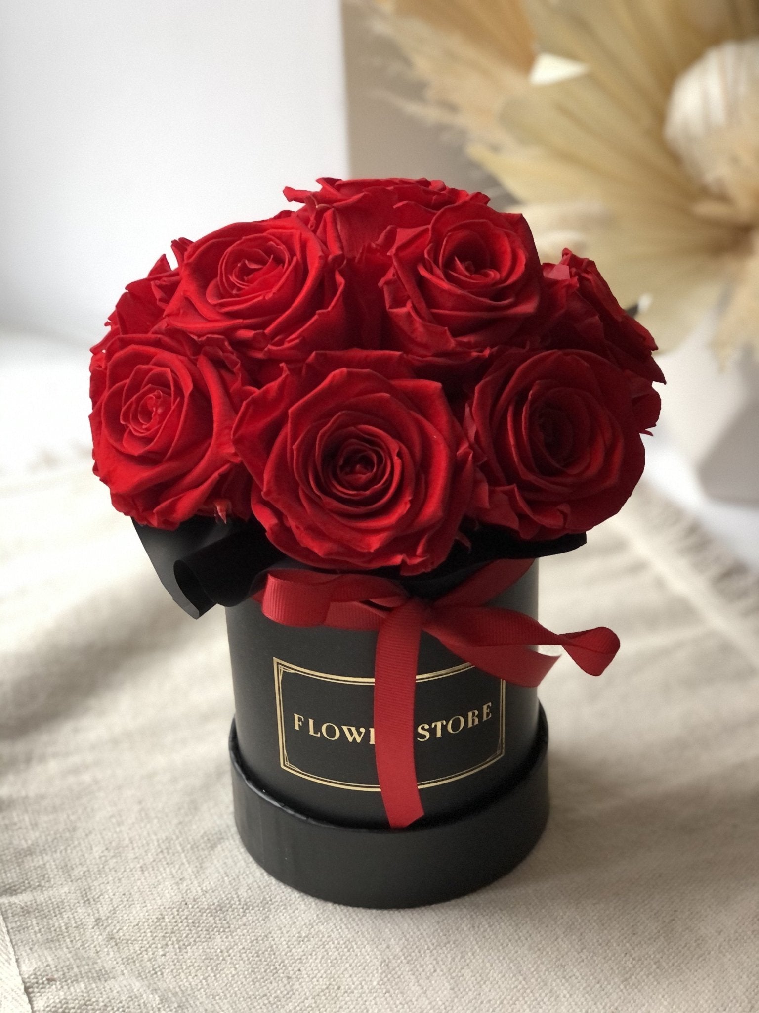 Mały czarny z czerwonymi różami - kwiaty żywe - kwiaty Flower Store Warszawa