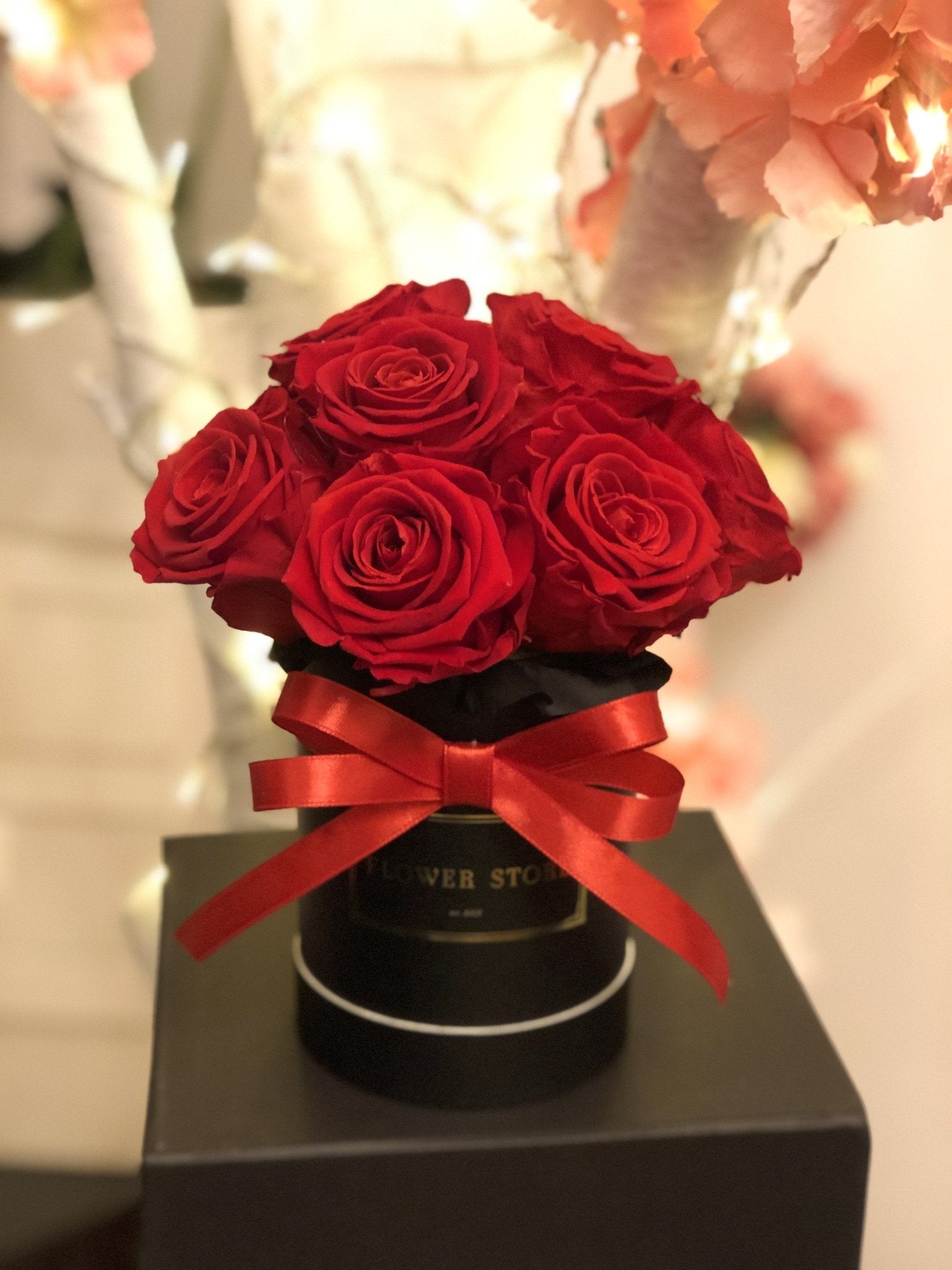 Mały czarny z czerwonymi różami - kwiaty żywe - kwiaty Flower Store Warszawa