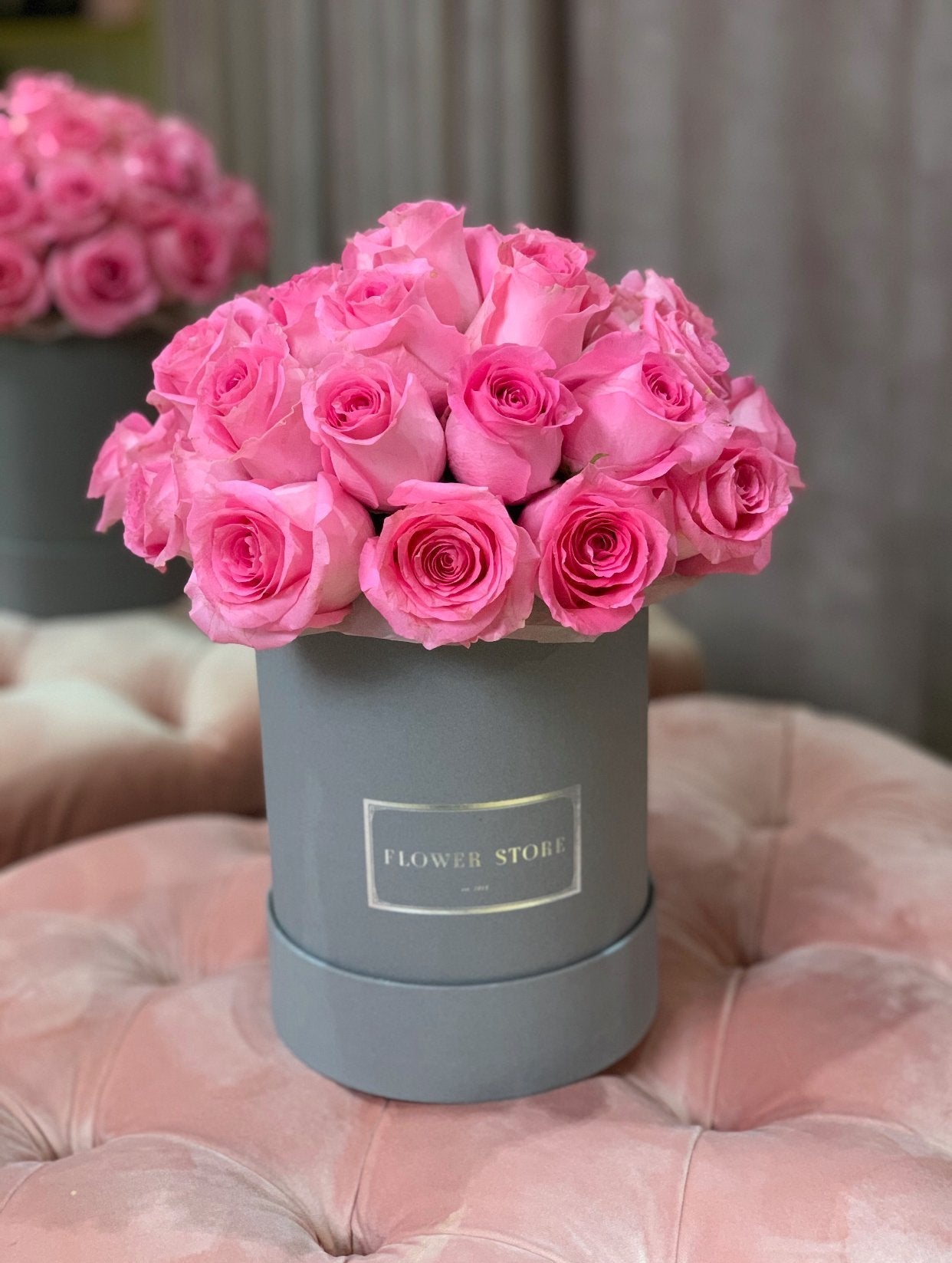 Średni szary welurowy box z różowymi różami - kwiaty żywe - kwiaty Flower Store Warszawa