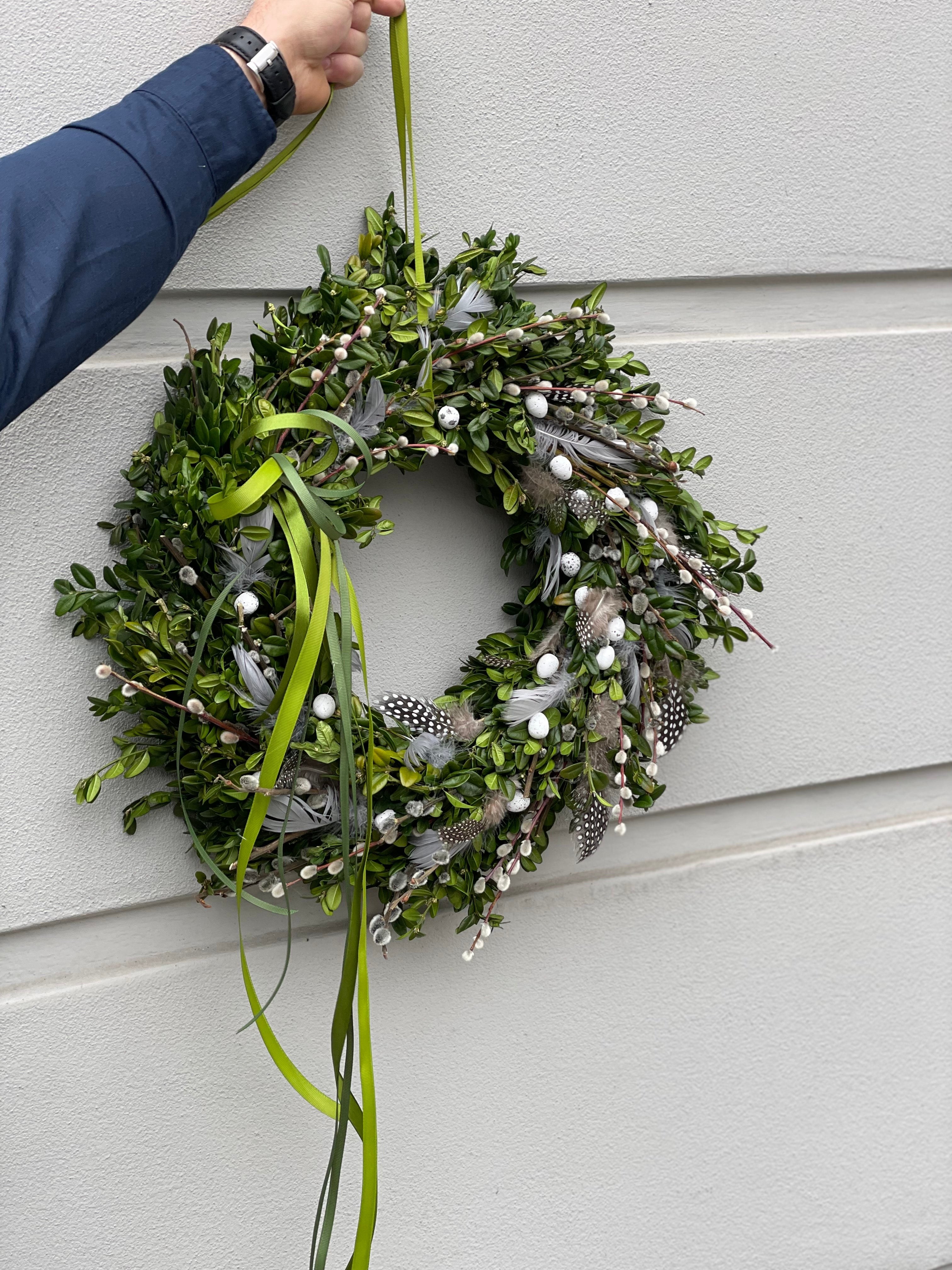 Naturalny Wianek Wielkanocny z Baziami i Piórkami